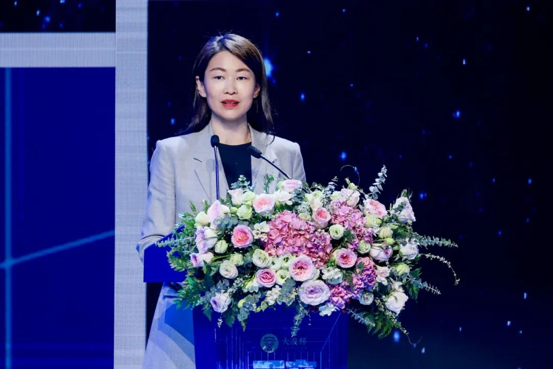 &ldquo;元音#東方&rdquo;第十二屆&ldquo;大浪杯&rdquo;中國(guó)女裝設(shè)計(jì)大賽圓滿收官，作品《逍遙詩(shī)學(xué)》贏得&ldquo;金浪獎(jiǎng)&rdquo;20萬(wàn)，大賽虛擬代言人&ldquo;唯我&rdquo;驚艷亮相！