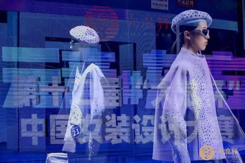 &ldquo;元音#東方&rdquo;第十二屆&ldquo;大浪杯&rdquo;中國(guó)女裝設(shè)計(jì)大賽圓滿收官，作品《逍遙詩(shī)學(xué)》贏得&ldquo;金浪獎(jiǎng)&rdquo;20萬(wàn)，大賽虛擬代言人&ldquo;唯我&rdquo;驚艷亮相！