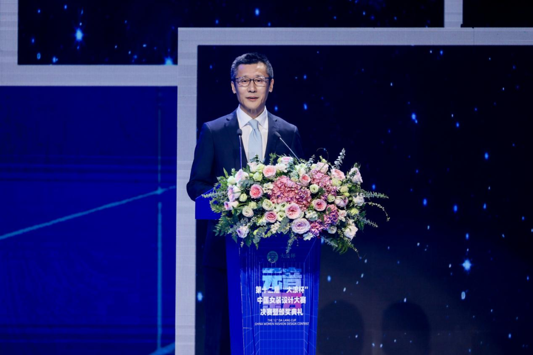 &ldquo;元音#東方&rdquo;第十二屆&ldquo;大浪杯&rdquo;中國(guó)女裝設(shè)計(jì)大賽圓滿收官，作品《逍遙詩(shī)學(xué)》贏得&ldquo;金浪獎(jiǎng)&rdquo;20萬(wàn)，大賽虛擬代言人&ldquo;唯我&rdquo;驚艷亮相！