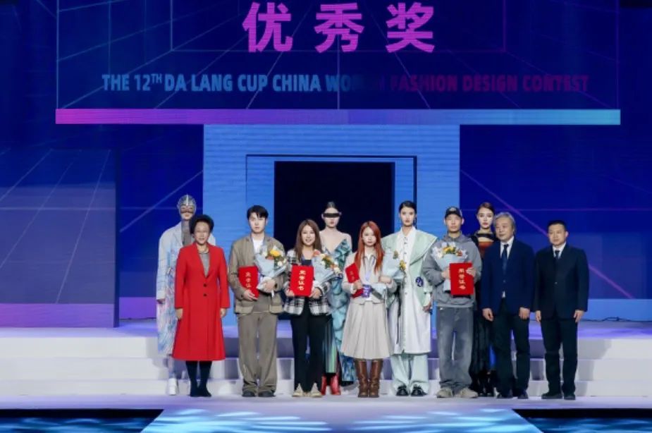 &ldquo;元音#東方&rdquo;第十二屆&ldquo;大浪杯&rdquo;中國(guó)女裝設(shè)計(jì)大賽圓滿收官，作品《逍遙詩(shī)學(xué)》贏得&ldquo;金浪獎(jiǎng)&rdquo;20萬(wàn)，大賽虛擬代言人&ldquo;唯我&rdquo;驚艷亮相！