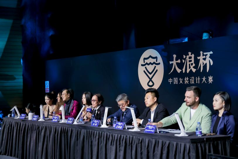 &ldquo;元音#東方&rdquo;第十二屆&ldquo;大浪杯&rdquo;中國(guó)女裝設(shè)計(jì)大賽圓滿收官，作品《逍遙詩(shī)學(xué)》贏得&ldquo;金浪獎(jiǎng)&rdquo;20萬(wàn)，大賽虛擬代言人&ldquo;唯我&rdquo;驚艷亮相！