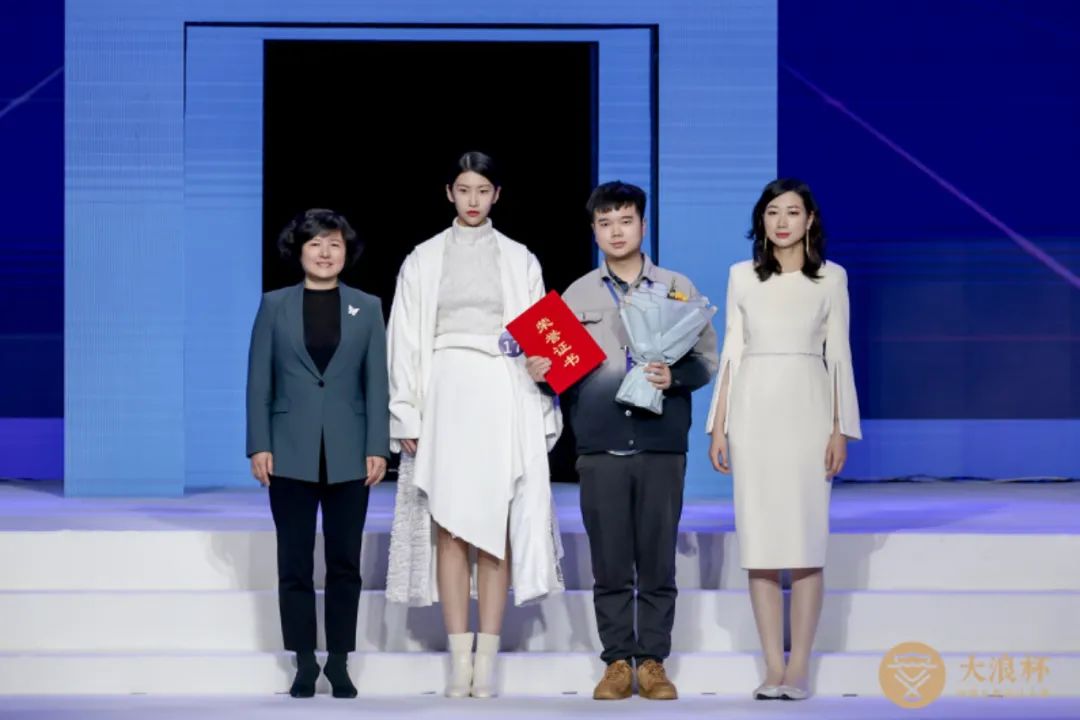 &ldquo;元音#東方&rdquo;第十二屆&ldquo;大浪杯&rdquo;中國(guó)女裝設(shè)計(jì)大賽圓滿收官，作品《逍遙詩(shī)學(xué)》贏得&ldquo;金浪獎(jiǎng)&rdquo;20萬(wàn)，大賽虛擬代言人&ldquo;唯我&rdquo;驚艷亮相！