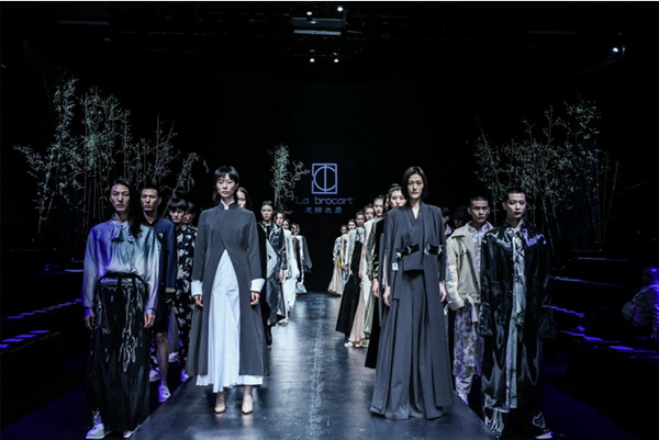 ? 纖維盛典刮起&ldquo;新國(guó)風(fēng)&rdquo;？桐昆 &middot; 中國(guó)纖維流行趨勢(shì)2023/2024劇透！