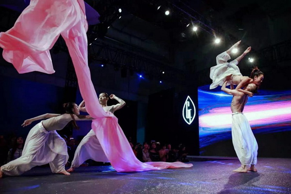 ? 纖維盛典刮起&ldquo;新國(guó)風(fēng)&rdquo;？桐昆 &middot; 中國(guó)纖維流行趨勢(shì)2023/2024劇透！