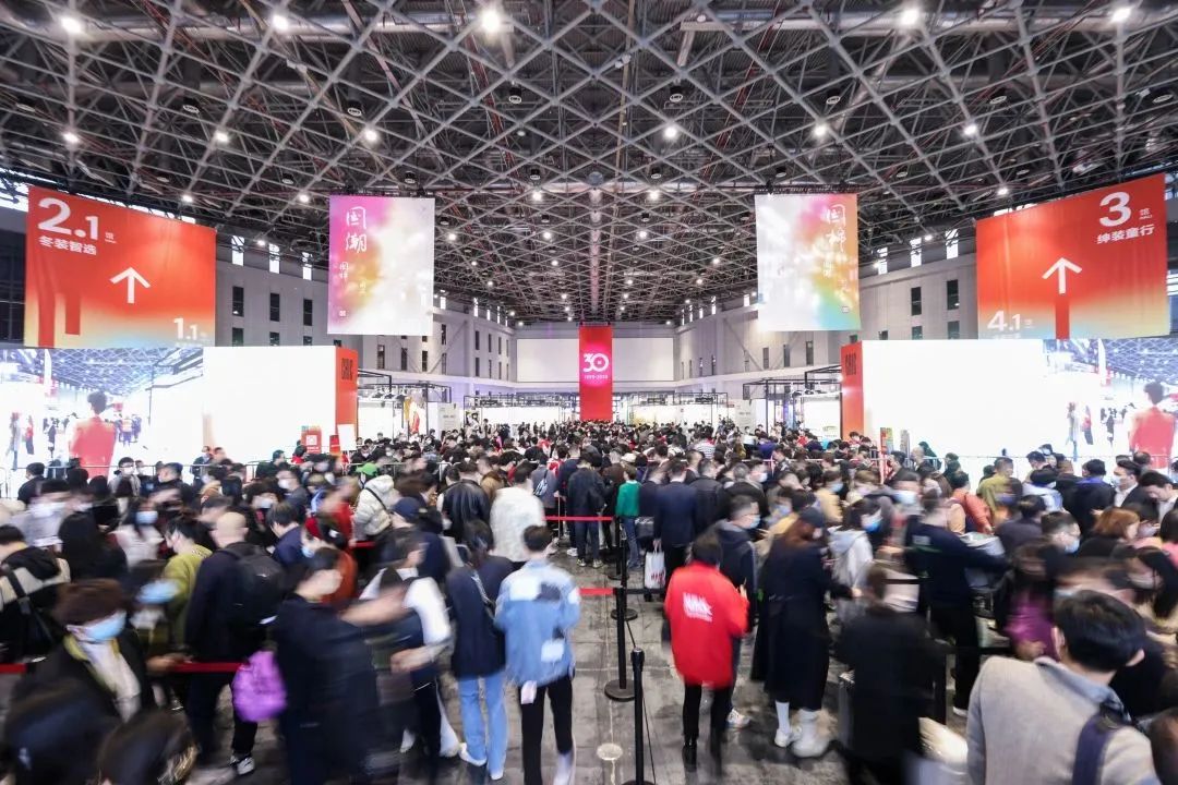 陸大榮：聽黨話跟黨走，民營(yíng)企業(yè)大有作為 &mdash;&mdash;在蘇州市服裝業(yè)商會(huì)二屆二次會(huì)員大會(huì)上的發(fā)言