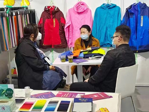 &ldquo;科技、時(shí)尚、綠色、高端&rdquo; 鴻岳紡織步入校服、沖鋒衣面料的良性發(fā)展軌道