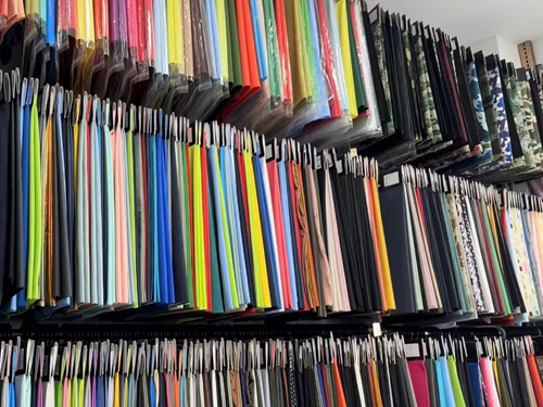 &ldquo;科技、時(shí)尚、綠色、高端&rdquo; 鴻岳紡織步入校服、沖鋒衣面料的良性發(fā)展軌道