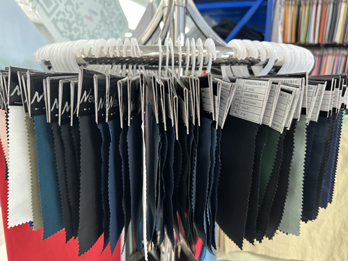 &ldquo;科技、時(shí)尚、綠色、高端&rdquo; 鴻岳紡織步入校服、沖鋒衣面料的良性發(fā)展軌道