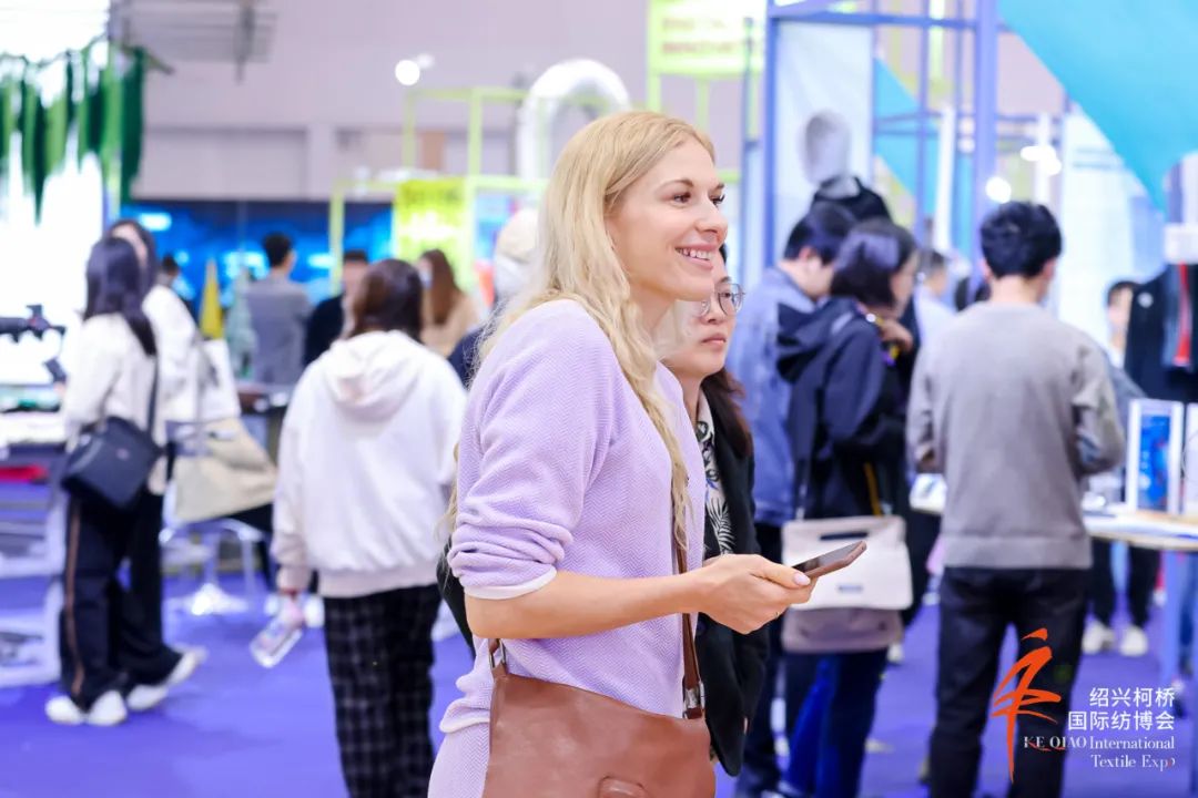 世界紡織看中國，中國紡織在柯橋。2023中國紹興柯橋國際紡織品面輔料博覽會（春季）正式于4月26日-28日在紹興國際會展中心啟幕。  圖片  圖片  作為國內(nèi)紡織面料三大展會之一的紹興柯橋國際紡博會，在浙江大地全面實施&ldquo;地瓜經(jīng)濟&rdquo;提能升級&ldquo;一號開放工程&rdquo;的大背景下，緊緊圍繞打造&ldquo;國際紡織會展中心&rdquo;這一目標，以紡織產(chǎn)業(yè)的主要驅(qū)動者，時尚領(lǐng)域的重要引領(lǐng)者，可持續(xù)發(fā)展的有力推進者，開拓創(chuàng)新，勇毅前行。  圖片  圖片  圖片  本屆紡博會由中國紡織工業(yè)聯(lián)合會、中國紡織品進出口商會指導，中國商業(yè)聯(lián)合會主辦，紹興市柯橋區(qū)中國輕紡城建設(shè)管理委員會、紹興市柯橋區(qū)會展業(yè)發(fā)展中心承辦，紹興市柯橋區(qū)中國輕紡城展會有限公司、上海歌華展覽服務(wù)有限公司具體執(zhí)行。設(shè)展位1505個，參展企業(yè)702家，展覽面積達2.8萬平方米，比去年同比增長20%以上，分為紡織面料展區(qū)、高端面料展區(qū)、進口面料展區(qū)和時尚設(shè)計展區(qū)四大展區(qū)，同期舉辦繡花及提花特色展。主要展品為紡織面料（輔料）、紡織后整理、家用紡織品、創(chuàng)意設(shè)計等。本屆紡博會還將配套舉辦&ldquo;數(shù)字紡博&rdquo;活動和&ldquo;科技創(chuàng)星&middot;布凡時尚&rdquo;2023中國面料之星啟動儀式暨服裝品牌需求精準對接會等多場配套活動，全力為紡織人打通線上貿(mào)易對接與國外流行信息獲取的有效通道，助力企業(yè)轉(zhuǎn)型發(fā)展，拓展經(jīng)貿(mào)合作路徑。  圖片  圖片  圖片  &ldquo;地瓜經(jīng)濟&rdquo;的實質(zhì)是開放式經(jīng)濟，對其提能升級是要全面、高水平開放，紹興柯橋國際紡博會舉辦至今已20多年，由小做大，由大做強，始終堅持扎根本地，內(nèi)外開放格局。本屆展會是紹興柯橋國際紡博會通過全球展覽業(yè)協(xié)會（UFI）認證后的首展。正值跨境人員交往全面恢復，為進一步展示&ldquo;國際紡都&rdquo;形象，開拓海外市場，確立&ldquo;打造國際紡博會&rdquo;新定位，展會著力引進國外紡織企業(yè)參展。新加坡金鷹集團旗下Sateri（賽得利集團）、韓國DI Dongil、DH TEX、意大利Lafonte、日本東洋紡依翡絲等共計11家境外企業(yè)，以及山東魏橋、魯泰紡織、山東南山智尚、木林森、無錫一棉、科旺紡織、紹興乾雍等10余家國內(nèi)紡織產(chǎn)業(yè)頭部企業(yè)和國家面料基地企業(yè)確認到場參展。  圖片  圖片  圖片  開年以來，紡博會籌委會工作人員先后赴義烏、杭州等地開展招商，3月份分別赴廣西-東盟國際紡織服裝產(chǎn)業(yè)博覽會（南寧）、第二屆潮汕服博會、上海面料展、柯橋紡博會海外展（韓國站）等紡織專業(yè)展會和廣州中大市場開展邀觀工作。并利用采購商數(shù)據(jù)庫，通過郵件、短信、電話等方式進行定向邀約，已向采購商發(fā)送短信20萬余條，郵件24余萬封，電話邀約4000余人以上。定向邀約獅丹努集團、紅豆集團、博洋家紡、永寧爾集團、東方集團、青島圣美爾集團、河南新野紡織等10余家知名紡織服裝企業(yè)，中國十佳設(shè)計師施杰、郝佳、葉建英、吳吉、姚峰等5位設(shè)計師及其團隊，expo promoter團組、河南服裝協(xié)會團組、武漢服裝協(xié)會團隊、廣州國際創(chuàng)新谷聯(lián)合會團組等赴展會現(xiàn)場參觀采購。  圖片  圖片  圖片  圖片  圖片  本屆紡博會期間，將舉辦20余場線上線下采購對接會及紡織論壇活動，其中線上&ldquo;數(shù)字紡博&rdquo;系列將舉辦3場圍繞國際貿(mào)易主題的專家講座，線上采購對接會計劃邀約意大利、法國、俄羅斯、加拿大、巴西、韓國、越南等國，和國內(nèi)廣州、深圳、青島等地的15家采購商與80家紡博會參展企業(yè)進行線上供需對接。服裝品牌需求精準對接會將邀請70余家紡織集群地優(yōu)秀服裝品牌、服裝工廠、設(shè)計師等與紡博會參展商及柯橋紡織企業(yè)共同參與,進一步增強線上線下商貿(mào)對接實效。同時，現(xiàn)場還將舉辦 &ldquo;中國面料之星系列活動&rdquo;和柯橋國際紡博會海外云商展（歐洲站）啟動儀式，柯橋外商集市走進紡博會等活動，進一步提升紹興柯橋國際紡博會為產(chǎn)業(yè)服務(wù)的功能，擴大行業(yè)影響力。