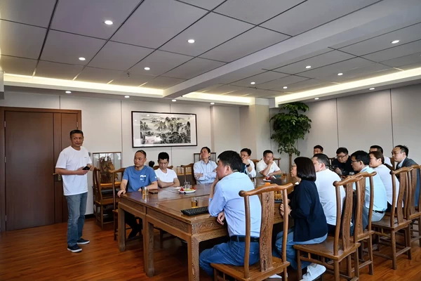 二十位業(yè)內(nèi)大咖齊聚鄭州，共商校服高品質(zhì)發(fā)展大計(jì)