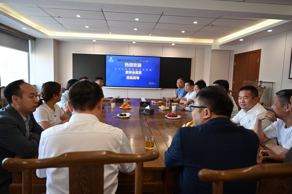 二十位業(yè)內(nèi)大咖齊聚鄭州，共商校服高品質(zhì)發(fā)展大計(jì)