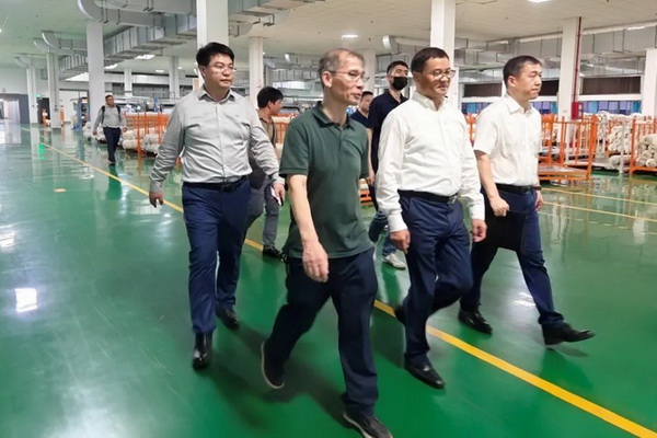 中國(guó)紡織品進(jìn)出口商會(huì)會(huì)長(zhǎng)曹甲昌率會(huì)員企業(yè)赴越南訪問(wèn)