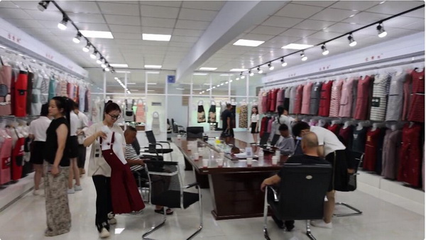 小小圍裙，錦繡乾坤  晉州圍裙&ldquo;領(lǐng)頭雁&rdquo;佳綺利服飾， 拉動鄉(xiāng)村振興&ldquo;大引擎&rdquo;