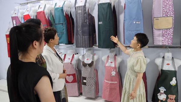 小小圍裙，錦繡乾坤  晉州圍裙&ldquo;領(lǐng)頭雁&rdquo;佳綺利服飾， 拉動鄉(xiāng)村振興&ldquo;大引擎&rdquo;