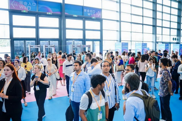  7月26日，第五屆中國(guó)（紹興）紡織新材料展在紹興國(guó)際會(huì)展中心拉開帷幕。500家企業(yè)參展，首日5000多名專業(yè)觀眾入場(chǎng)，展會(huì)炙熱的對(duì)接氛圍有如7月的氣浪，使行業(yè)快速升溫。海內(nèi)外企業(yè)積極響應(yīng)，原料龍頭企業(yè)高 &ldquo;復(fù)參率&rdquo;，歷經(jīng)五屆的新材料展有何獨(dú)特魅力？ 圖片  圖片  會(huì)展品質(zhì)乘勢(shì)而上   本屆新材料展獲得UFI國(guó)際展覽協(xié)會(huì)認(rèn)證，是工信部、商務(wù)部組織的2023年&ldquo;優(yōu)供給促升級(jí)&rdquo;系列活動(dòng)之一，基于往屆資源優(yōu)勢(shì)，對(duì)展覽規(guī)劃、買家邀約、會(huì)務(wù)聯(lián)動(dòng)等進(jìn)行了全線融合升級(jí)，展會(huì)品質(zhì)躍升，煥發(fā)新的風(fēng)采。展會(huì)由中國(guó)長(zhǎng)絲織造協(xié)會(huì)、紹興市商務(wù)局、中國(guó)國(guó)際貿(mào)易委員會(huì)紹興市委員會(huì)、中國(guó)國(guó)際商會(huì)紹興商會(huì)、紹興市柯橋區(qū)會(huì)展業(yè)發(fā)展中心主辦，浙江三博會(huì)展股份有限公司聯(lián)合主辦，紹興市柯橋區(qū)中國(guó)輕紡城展會(huì)有限公司承辦，紹興市經(jīng)信局、浙江省紡織面料設(shè)計(jì)協(xié)會(huì)、七彩云、紹興市紡織行業(yè)協(xié)會(huì)協(xié)辦。  圖片  圖片  開幕盛況  國(guó)際展商同臺(tái)賽寶   本次展會(huì)共500家展商參展，設(shè)新材料、新織造、新設(shè)備、新面料四大特色展區(qū)，有超10萬(wàn)款科技纖維、創(chuàng)新面料、紡機(jī)設(shè)備在展會(huì)發(fā)布。魏橋紡織、昆山東利、興發(fā)化纖、吉林化纖、通用新材料、德州恒豐、佳人新材料、浙江興發(fā)、紹興國(guó)周、鐠美科等知名紡織龍頭企業(yè)參展。紹興新昌紡機(jī)產(chǎn)業(yè)展團(tuán)、湖州長(zhǎng)興織造產(chǎn)業(yè)展團(tuán)、諸暨繡花機(jī)械產(chǎn)業(yè)展團(tuán)、上虞染化料助劑產(chǎn)業(yè)展團(tuán)等區(qū)域展團(tuán)亮相。本屆展會(huì)更是引眾多RCEP國(guó)家和地區(qū)的展商組團(tuán)奔赴而來(lái)，在國(guó)際展區(qū)，韓國(guó)ditto時(shí)尚聯(lián)盟、緬甸中國(guó)商會(huì)、莫斯科中小企業(yè)工商會(huì)等國(guó)際展團(tuán)人氣旺盛。  圖片  企業(yè)展區(qū)  眾多展商聚焦雙碳熱點(diǎn)，圍繞綠色、健康、智造等方向展開產(chǎn)品角逐。魏橋紡織的生物基綠色環(huán)保+抗菌混紡系列、湖州威達(dá)集團(tuán)的綠色環(huán)保色紡紗系列、昆山東利的仿生透氣科技面料系列、吳江蘭天織造的UV對(duì)抗仿生科技面料、新型雙層直充防寒面料、機(jī)能無(wú)氨彈力面料等展品亮點(diǎn)頻出，展商企業(yè)開啟&ldquo;搶客&rdquo;模式，緊抓展會(huì)機(jī)遇尋求下游合作。本屆展會(huì)有更大規(guī)模的智能紡機(jī)、織機(jī)設(shè)備企業(yè)參展，進(jìn)一步彰顯國(guó)產(chǎn)智能織造的研發(fā)水平，鐠美科、浙江康立自控科技、浙江凱成智能設(shè)備、浙江瑪雅機(jī)電等展位帶來(lái)媲美國(guó)際水平的最新機(jī)械設(shè)備，令人矚目。  圖片  設(shè)備展區(qū)  探索解決行業(yè)困惑與瓶頸，是新材料展歷經(jīng)多屆與各企業(yè)總結(jié)、達(dá)成的共識(shí)，也是其不僅在于產(chǎn)品展貿(mào)，更在于新理念的交匯的價(jià)值內(nèi)涵。  國(guó)際視野論外貿(mào)   由中國(guó)紡織品進(jìn)出口商會(huì)主辦的2023紹興國(guó)際（RCEP）紡織服裝產(chǎn)業(yè)論壇系列活動(dòng)與展會(huì)同期同館開幕。論壇以&ldquo;RCEP新機(jī)遇-紡織產(chǎn)業(yè)新格局&rdquo;為主題，就國(guó)內(nèi)紡織產(chǎn)業(yè)結(jié)構(gòu)與RCEP國(guó)際紡織服裝產(chǎn)業(yè)的發(fā)展趨勢(shì)進(jìn)行研討與產(chǎn)業(yè)對(duì)接。中國(guó)紡織品進(jìn)出口商會(huì)副會(huì)長(zhǎng)王宇、韓國(guó)時(shí)尚服裝人工智能研究所院長(zhǎng)金蕙京、緬甸中國(guó)紡織服裝協(xié)會(huì)會(huì)長(zhǎng)施坤等嘉賓為論壇開幕致辭。  圖片  圖片 論壇開幕式  論壇開幕式后，首場(chǎng)系列活動(dòng)韓國(guó)服飾流行趨勢(shì)論壇在展會(huì)時(shí)尚活動(dòng)區(qū)舉辦，多家韓國(guó)時(shí)裝品牌聯(lián)合走秀，同時(shí)Dito&ditto，ISAE，F(xiàn)&PLUS等韓國(guó)時(shí)尚機(jī)構(gòu)帶來(lái)韓國(guó)時(shí)尚產(chǎn)業(yè)與數(shù)字技術(shù)的發(fā)展趨勢(shì)分享。后續(xù)將陸續(xù)舉辦2023生物基纖維材料產(chǎn)業(yè)技術(shù)論壇、走進(jìn)中國(guó)輕紡城市場(chǎng)對(duì)接會(huì)、亞洲紡織服裝供應(yīng)鏈高增長(zhǎng)論壇等系列活動(dòng)。  圖片  圖片 論壇系列活動(dòng)&mdash;&mdash;韓國(guó)服飾流行趨勢(shì)論壇  中國(guó)纖維展姿態(tài)   作為歷屆新材料展重要配套論壇，2023中國(guó)紹興紡織新材料論壇將于展會(huì)第二日舉辦。將聚集昆山東利、浙江中國(guó)輕紡城集團(tuán)、浙江佳人新材料、紹興隆泰石墨烯、特思達(dá)（TESTEX）、廣東人仁康、浙江中紡標(biāo)、紹興織蛛物聯(lián)科技等企業(yè)作新產(chǎn)品新項(xiàng)目分享，帶來(lái)中國(guó)輕紡城紡織新材料采購(gòu)中心推介，環(huán)保面料、再生聚酯新材料、石墨烯等纖維面料創(chuàng)新產(chǎn)品發(fā)布，OEKO-TEX&reg; STANDARD 100安全標(biāo)準(zhǔn)、健康紡織品標(biāo)準(zhǔn)、5A光子抗菌、坯布在線檢測(cè)等檢測(cè)后整理技術(shù)分享，諸多亮點(diǎn)值得期待。  圖片  觸摸纖維時(shí)尚,躍升品牌能級(jí),纖維材料的性能之變，已經(jīng)與終端產(chǎn)品在競(jìng)爭(zhēng)市場(chǎng)的廝殺突圍息息相關(guān)，從面料到服裝、家紡，從國(guó)內(nèi)企業(yè)到海外品牌，都不能錯(cuò)過(guò)這一場(chǎng)產(chǎn)業(yè)對(duì)接的盛會(huì)。  跨越山海齊聚首   本屆展會(huì)借助今年全線升級(jí)之勢(shì)，全面擴(kuò)大對(duì)面料、服裝業(yè)大規(guī)模大品牌企業(yè)的邀約，并提前進(jìn)行買家需求的預(yù)采集和展商產(chǎn)品的預(yù)對(duì)接，顯著提升買家熱情和觀展效率。展會(huì)首日，丹東華洋紡織服裝、北京奔流野外運(yùn)動(dòng)服裝、北京方圣時(shí)尚、華紡股份有限公司等品牌買家應(yīng)邀而來(lái)，廣東、湖州、義烏、新疆等十余個(gè)地區(qū)采購(gòu)團(tuán)紛紛到場(chǎng)，更有韓國(guó)、俄羅斯、越南、緬甸等數(shù)百名海外買家跨越山海來(lái)相會(huì)，如國(guó)際知名服裝品牌 J.K. Apparel、DOBB、LUBOO、YL co.,ltd、CHUNSANGDOO INNOCENCE、DAYGREEN INC等。  圖片  采供對(duì)接  商貿(mào)對(duì)接攬訂單   展會(huì)打通產(chǎn)業(yè)鏈，延伸展貿(mào)對(duì)接服務(wù)。現(xiàn)場(chǎng)，快時(shí)尚跨境電商企業(yè)SheIn開啟為期兩天的面料專場(chǎng)、服裝專場(chǎng)閉門采購(gòu)會(huì)，帶來(lái)數(shù)百類采購(gòu)需求。國(guó)內(nèi)品牌采購(gòu)團(tuán)走進(jìn)紡織源產(chǎn)地中國(guó)輕紡城市場(chǎng)，展開時(shí)尚買手與優(yōu)質(zhì)原創(chuàng)面料的靈感碰撞。展會(huì)第二日，亞洲染料聯(lián)合會(huì)、韓國(guó)纖維產(chǎn)業(yè)研究院、莫斯科中小企業(yè)商會(huì)、越南紡織商會(huì)、緬甸中國(guó)商會(huì)等國(guó)際采購(gòu)團(tuán)也將進(jìn)市場(chǎng)與柯橋面料企業(yè)接洽外貿(mào)訂單。  圖片  圖片 采供對(duì)接  2023中國(guó)（紹興）紡織新材料展打造了新材料、新技術(shù)的信息高地，以國(guó)際展會(huì)的標(biāo)準(zhǔn)，向內(nèi)外貿(mào)一體化展會(huì)平臺(tái)成長(zhǎng)蛻變，它是當(dāng)下紡織供應(yīng)鏈趨勢(shì)的具象展示，更是一場(chǎng)中國(guó)纖維向世界的傾訴表達(dá)。  圖片  圖片 圖片 ?觸摸纖維時(shí)尚、躍升品牌能級(jí)，第五屆中國(guó)（紹興）紡織新材料展盛大開幕