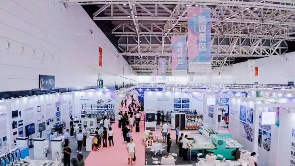 7月26日，第五屆中國(guó)（紹興）紡織新材料展在紹興國(guó)際會(huì)展中心拉開帷幕。500家企業(yè)參展，首日5000多名專業(yè)觀眾入場(chǎng)，展會(huì)炙熱的對(duì)接氛圍有如7月的氣浪，使行業(yè)快速升溫。海內(nèi)外企業(yè)積極響應(yīng)，原料龍頭企業(yè)高 &ldquo;復(fù)參率&rdquo;，歷經(jīng)五屆的新材料展有何獨(dú)特魅力？ 圖片  圖片  會(huì)展品質(zhì)乘勢(shì)而上   本屆新材料展獲得UFI國(guó)際展覽協(xié)會(huì)認(rèn)證，是工信部、商務(wù)部組織的2023年&ldquo;優(yōu)供給促升級(jí)&rdquo;系列活動(dòng)之一，基于往屆資源優(yōu)勢(shì)，對(duì)展覽規(guī)劃、買家邀約、會(huì)務(wù)聯(lián)動(dòng)等進(jìn)行了全線融合升級(jí)，展會(huì)品質(zhì)躍升，煥發(fā)新的風(fēng)采。展會(huì)由中國(guó)長(zhǎng)絲織造協(xié)會(huì)、紹興市商務(wù)局、中國(guó)國(guó)際貿(mào)易委員會(huì)紹興市委員會(huì)、中國(guó)國(guó)際商會(huì)紹興商會(huì)、紹興市柯橋區(qū)會(huì)展業(yè)發(fā)展中心主辦，浙江三博會(huì)展股份有限公司聯(lián)合主辦，紹興市柯橋區(qū)中國(guó)輕紡城展會(huì)有限公司承辦，紹興市經(jīng)信局、浙江省紡織面料設(shè)計(jì)協(xié)會(huì)、七彩云、紹興市紡織行業(yè)協(xié)會(huì)協(xié)辦。  圖片  圖片  開幕盛況  國(guó)際展商同臺(tái)賽寶   本次展會(huì)共500家展商參展，設(shè)新材料、新織造、新設(shè)備、新面料四大特色展區(qū)，有超10萬(wàn)款科技纖維、創(chuàng)新面料、紡機(jī)設(shè)備在展會(huì)發(fā)布。魏橋紡織、昆山東利、興發(fā)化纖、吉林化纖、通用新材料、德州恒豐、佳人新材料、浙江興發(fā)、紹興國(guó)周、鐠美科等知名紡織龍頭企業(yè)參展。紹興新昌紡機(jī)產(chǎn)業(yè)展團(tuán)、湖州長(zhǎng)興織造產(chǎn)業(yè)展團(tuán)、諸暨繡花機(jī)械產(chǎn)業(yè)展團(tuán)、上虞染化料助劑產(chǎn)業(yè)展團(tuán)等區(qū)域展團(tuán)亮相。本屆展會(huì)更是引眾多RCEP國(guó)家和地區(qū)的展商組團(tuán)奔赴而來(lái)，在國(guó)際展區(qū)，韓國(guó)ditto時(shí)尚聯(lián)盟、緬甸中國(guó)商會(huì)、莫斯科中小企業(yè)工商會(huì)等國(guó)際展團(tuán)人氣旺盛。  圖片  企業(yè)展區(qū)  眾多展商聚焦雙碳熱點(diǎn)，圍繞綠色、健康、智造等方向展開產(chǎn)品角逐。魏橋紡織的生物基綠色環(huán)保+抗菌混紡系列、湖州威達(dá)集團(tuán)的綠色環(huán)保色紡紗系列、昆山東利的仿生透氣科技面料系列、吳江蘭天織造的UV對(duì)抗仿生科技面料、新型雙層直充防寒面料、機(jī)能無(wú)氨彈力面料等展品亮點(diǎn)頻出，展商企業(yè)開啟&ldquo;搶客&rdquo;模式，緊抓展會(huì)機(jī)遇尋求下游合作。本屆展會(huì)有更大規(guī)模的智能紡機(jī)、織機(jī)設(shè)備企業(yè)參展，進(jìn)一步彰顯國(guó)產(chǎn)智能織造的研發(fā)水平，鐠美科、浙江康立自控科技、浙江凱成智能設(shè)備、浙江瑪雅機(jī)電等展位帶來(lái)媲美國(guó)際水平的最新機(jī)械設(shè)備，令人矚目。  圖片  設(shè)備展區(qū)  探索解決行業(yè)困惑與瓶頸，是新材料展歷經(jīng)多屆與各企業(yè)總結(jié)、達(dá)成的共識(shí)，也是其不僅在于產(chǎn)品展貿(mào)，更在于新理念的交匯的價(jià)值內(nèi)涵。  國(guó)際視野論外貿(mào)   由中國(guó)紡織品進(jìn)出口商會(huì)主辦的2023紹興國(guó)際（RCEP）紡織服裝產(chǎn)業(yè)論壇系列活動(dòng)與展會(huì)同期同館開幕。論壇以&ldquo;RCEP新機(jī)遇-紡織產(chǎn)業(yè)新格局&rdquo;為主題，就國(guó)內(nèi)紡織產(chǎn)業(yè)結(jié)構(gòu)與RCEP國(guó)際紡織服裝產(chǎn)業(yè)的發(fā)展趨勢(shì)進(jìn)行研討與產(chǎn)業(yè)對(duì)接。中國(guó)紡織品進(jìn)出口商會(huì)副會(huì)長(zhǎng)王宇、韓國(guó)時(shí)尚服裝人工智能研究所院長(zhǎng)金蕙京、緬甸中國(guó)紡織服裝協(xié)會(huì)會(huì)長(zhǎng)施坤等嘉賓為論壇開幕致辭。  圖片  圖片 論壇開幕式  論壇開幕式后，首場(chǎng)系列活動(dòng)韓國(guó)服飾流行趨勢(shì)論壇在展會(huì)時(shí)尚活動(dòng)區(qū)舉辦，多家韓國(guó)時(shí)裝品牌聯(lián)合走秀，同時(shí)Dito&ditto，ISAE，F(xiàn)&PLUS等韓國(guó)時(shí)尚機(jī)構(gòu)帶來(lái)韓國(guó)時(shí)尚產(chǎn)業(yè)與數(shù)字技術(shù)的發(fā)展趨勢(shì)分享。后續(xù)將陸續(xù)舉辦2023生物基纖維材料產(chǎn)業(yè)技術(shù)論壇、走進(jìn)中國(guó)輕紡城市場(chǎng)對(duì)接會(huì)、亞洲紡織服裝供應(yīng)鏈高增長(zhǎng)論壇等系列活動(dòng)。  圖片  圖片 論壇系列活動(dòng)&mdash;&mdash;韓國(guó)服飾流行趨勢(shì)論壇  中國(guó)纖維展姿態(tài)   作為歷屆新材料展重要配套論壇，2023中國(guó)紹興紡織新材料論壇將于展會(huì)第二日舉辦。將聚集昆山東利、浙江中國(guó)輕紡城集團(tuán)、浙江佳人新材料、紹興隆泰石墨烯、特思達(dá)（TESTEX）、廣東人仁康、浙江中紡標(biāo)、紹興織蛛物聯(lián)科技等企業(yè)作新產(chǎn)品新項(xiàng)目分享，帶來(lái)中國(guó)輕紡城紡織新材料采購(gòu)中心推介，環(huán)保面料、再生聚酯新材料、石墨烯等纖維面料創(chuàng)新產(chǎn)品發(fā)布，OEKO-TEX&reg; STANDARD 100安全標(biāo)準(zhǔn)、健康紡織品標(biāo)準(zhǔn)、5A光子抗菌、坯布在線檢測(cè)等檢測(cè)后整理技術(shù)分享，諸多亮點(diǎn)值得期待。  圖片  觸摸纖維時(shí)尚,躍升品牌能級(jí),纖維材料的性能之變，已經(jīng)與終端產(chǎn)品在競(jìng)爭(zhēng)市場(chǎng)的廝殺突圍息息相關(guān)，從面料到服裝、家紡，從國(guó)內(nèi)企業(yè)到海外品牌，都不能錯(cuò)過(guò)這一場(chǎng)產(chǎn)業(yè)對(duì)接的盛會(huì)。  跨越山海齊聚首   本屆展會(huì)借助今年全線升級(jí)之勢(shì)，全面擴(kuò)大對(duì)面料、服裝業(yè)大規(guī)模大品牌企業(yè)的邀約，并提前進(jìn)行買家需求的預(yù)采集和展商產(chǎn)品的預(yù)對(duì)接，顯著提升買家熱情和觀展效率。展會(huì)首日，丹東華洋紡織服裝、北京奔流野外運(yùn)動(dòng)服裝、北京方圣時(shí)尚、華紡股份有限公司等品牌買家應(yīng)邀而來(lái)，廣東、湖州、義烏、新疆等十余個(gè)地區(qū)采購(gòu)團(tuán)紛紛到場(chǎng)，更有韓國(guó)、俄羅斯、越南、緬甸等數(shù)百名海外買家跨越山海來(lái)相會(huì)，如國(guó)際知名服裝品牌 J.K. Apparel、DOBB、LUBOO、YL co.,ltd、CHUNSANGDOO INNOCENCE、DAYGREEN INC等。  圖片  采供對(duì)接  商貿(mào)對(duì)接攬訂單   展會(huì)打通產(chǎn)業(yè)鏈，延伸展貿(mào)對(duì)接服務(wù)?，F(xiàn)場(chǎng)，快時(shí)尚跨境電商企業(yè)SheIn開啟為期兩天的面料專場(chǎng)、服裝專場(chǎng)閉門采購(gòu)會(huì)，帶來(lái)數(shù)百類采購(gòu)需求。國(guó)內(nèi)品牌采購(gòu)團(tuán)走進(jìn)紡織源產(chǎn)地中國(guó)輕紡城市場(chǎng)，展開時(shí)尚買手與優(yōu)質(zhì)原創(chuàng)面料的靈感碰撞。展會(huì)第二日，亞洲染料聯(lián)合會(huì)、韓國(guó)纖維產(chǎn)業(yè)研究院、莫斯科中小企業(yè)商會(huì)、越南紡織商會(huì)、緬甸中國(guó)商會(huì)等國(guó)際采購(gòu)團(tuán)也將進(jìn)市場(chǎng)與柯橋面料企業(yè)接洽外貿(mào)訂單。  圖片  圖片 采供對(duì)接  2023中國(guó)（紹興）紡織新材料展打造了新材料、新技術(shù)的信息高地，以國(guó)際展會(huì)的標(biāo)準(zhǔn)，向內(nèi)外貿(mào)一體化展會(huì)平臺(tái)成長(zhǎng)蛻變，它是當(dāng)下紡織供應(yīng)鏈趨勢(shì)的具象展示，更是一場(chǎng)中國(guó)纖維向世界的傾訴表達(dá)。  圖片  圖片 圖片 ?觸摸纖維時(shí)尚、躍升品牌能級(jí)，第五屆中國(guó)（紹興）紡織新材料展盛大開幕