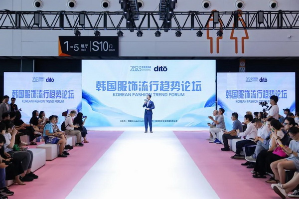  7月26日，第五屆中國(guó)（紹興）紡織新材料展在紹興國(guó)際會(huì)展中心拉開帷幕。500家企業(yè)參展，首日5000多名專業(yè)觀眾入場(chǎng)，展會(huì)炙熱的對(duì)接氛圍有如7月的氣浪，使行業(yè)快速升溫。海內(nèi)外企業(yè)積極響應(yīng)，原料龍頭企業(yè)高 &ldquo;復(fù)參率&rdquo;，歷經(jīng)五屆的新材料展有何獨(dú)特魅力？ 圖片  圖片  會(huì)展品質(zhì)乘勢(shì)而上   本屆新材料展獲得UFI國(guó)際展覽協(xié)會(huì)認(rèn)證，是工信部、商務(wù)部組織的2023年&ldquo;優(yōu)供給促升級(jí)&rdquo;系列活動(dòng)之一，基于往屆資源優(yōu)勢(shì)，對(duì)展覽規(guī)劃、買家邀約、會(huì)務(wù)聯(lián)動(dòng)等進(jìn)行了全線融合升級(jí)，展會(huì)品質(zhì)躍升，煥發(fā)新的風(fēng)采。展會(huì)由中國(guó)長(zhǎng)絲織造協(xié)會(huì)、紹興市商務(wù)局、中國(guó)國(guó)際貿(mào)易委員會(huì)紹興市委員會(huì)、中國(guó)國(guó)際商會(huì)紹興商會(huì)、紹興市柯橋區(qū)會(huì)展業(yè)發(fā)展中心主辦，浙江三博會(huì)展股份有限公司聯(lián)合主辦，紹興市柯橋區(qū)中國(guó)輕紡城展會(huì)有限公司承辦，紹興市經(jīng)信局、浙江省紡織面料設(shè)計(jì)協(xié)會(huì)、七彩云、紹興市紡織行業(yè)協(xié)會(huì)協(xié)辦。  圖片  圖片  開幕盛況  國(guó)際展商同臺(tái)賽寶   本次展會(huì)共500家展商參展，設(shè)新材料、新織造、新設(shè)備、新面料四大特色展區(qū)，有超10萬(wàn)款科技纖維、創(chuàng)新面料、紡機(jī)設(shè)備在展會(huì)發(fā)布。魏橋紡織、昆山東利、興發(fā)化纖、吉林化纖、通用新材料、德州恒豐、佳人新材料、浙江興發(fā)、紹興國(guó)周、鐠美科等知名紡織龍頭企業(yè)參展。紹興新昌紡機(jī)產(chǎn)業(yè)展團(tuán)、湖州長(zhǎng)興織造產(chǎn)業(yè)展團(tuán)、諸暨繡花機(jī)械產(chǎn)業(yè)展團(tuán)、上虞染化料助劑產(chǎn)業(yè)展團(tuán)等區(qū)域展團(tuán)亮相。本屆展會(huì)更是引眾多RCEP國(guó)家和地區(qū)的展商組團(tuán)奔赴而來(lái)，在國(guó)際展區(qū)，韓國(guó)ditto時(shí)尚聯(lián)盟、緬甸中國(guó)商會(huì)、莫斯科中小企業(yè)工商會(huì)等國(guó)際展團(tuán)人氣旺盛。  圖片  企業(yè)展區(qū)  眾多展商聚焦雙碳熱點(diǎn)，圍繞綠色、健康、智造等方向展開產(chǎn)品角逐。魏橋紡織的生物基綠色環(huán)保+抗菌混紡系列、湖州威達(dá)集團(tuán)的綠色環(huán)保色紡紗系列、昆山東利的仿生透氣科技面料系列、吳江蘭天織造的UV對(duì)抗仿生科技面料、新型雙層直充防寒面料、機(jī)能無(wú)氨彈力面料等展品亮點(diǎn)頻出，展商企業(yè)開啟&ldquo;搶客&rdquo;模式，緊抓展會(huì)機(jī)遇尋求下游合作。本屆展會(huì)有更大規(guī)模的智能紡機(jī)、織機(jī)設(shè)備企業(yè)參展，進(jìn)一步彰顯國(guó)產(chǎn)智能織造的研發(fā)水平，鐠美科、浙江康立自控科技、浙江凱成智能設(shè)備、浙江瑪雅機(jī)電等展位帶來(lái)媲美國(guó)際水平的最新機(jī)械設(shè)備，令人矚目。  圖片  設(shè)備展區(qū)  探索解決行業(yè)困惑與瓶頸，是新材料展歷經(jīng)多屆與各企業(yè)總結(jié)、達(dá)成的共識(shí)，也是其不僅在于產(chǎn)品展貿(mào)，更在于新理念的交匯的價(jià)值內(nèi)涵。  國(guó)際視野論外貿(mào)   由中國(guó)紡織品進(jìn)出口商會(huì)主辦的2023紹興國(guó)際（RCEP）紡織服裝產(chǎn)業(yè)論壇系列活動(dòng)與展會(huì)同期同館開幕。論壇以&ldquo;RCEP新機(jī)遇-紡織產(chǎn)業(yè)新格局&rdquo;為主題，就國(guó)內(nèi)紡織產(chǎn)業(yè)結(jié)構(gòu)與RCEP國(guó)際紡織服裝產(chǎn)業(yè)的發(fā)展趨勢(shì)進(jìn)行研討與產(chǎn)業(yè)對(duì)接。中國(guó)紡織品進(jìn)出口商會(huì)副會(huì)長(zhǎng)王宇、韓國(guó)時(shí)尚服裝人工智能研究所院長(zhǎng)金蕙京、緬甸中國(guó)紡織服裝協(xié)會(huì)會(huì)長(zhǎng)施坤等嘉賓為論壇開幕致辭。  圖片  圖片 論壇開幕式  論壇開幕式后，首場(chǎng)系列活動(dòng)韓國(guó)服飾流行趨勢(shì)論壇在展會(huì)時(shí)尚活動(dòng)區(qū)舉辦，多家韓國(guó)時(shí)裝品牌聯(lián)合走秀，同時(shí)Dito&ditto，ISAE，F(xiàn)&PLUS等韓國(guó)時(shí)尚機(jī)構(gòu)帶來(lái)韓國(guó)時(shí)尚產(chǎn)業(yè)與數(shù)字技術(shù)的發(fā)展趨勢(shì)分享。后續(xù)將陸續(xù)舉辦2023生物基纖維材料產(chǎn)業(yè)技術(shù)論壇、走進(jìn)中國(guó)輕紡城市場(chǎng)對(duì)接會(huì)、亞洲紡織服裝供應(yīng)鏈高增長(zhǎng)論壇等系列活動(dòng)。  圖片  圖片 論壇系列活動(dòng)&mdash;&mdash;韓國(guó)服飾流行趨勢(shì)論壇  中國(guó)纖維展姿態(tài)   作為歷屆新材料展重要配套論壇，2023中國(guó)紹興紡織新材料論壇將于展會(huì)第二日舉辦。將聚集昆山東利、浙江中國(guó)輕紡城集團(tuán)、浙江佳人新材料、紹興隆泰石墨烯、特思達(dá)（TESTEX）、廣東人仁康、浙江中紡標(biāo)、紹興織蛛物聯(lián)科技等企業(yè)作新產(chǎn)品新項(xiàng)目分享，帶來(lái)中國(guó)輕紡城紡織新材料采購(gòu)中心推介，環(huán)保面料、再生聚酯新材料、石墨烯等纖維面料創(chuàng)新產(chǎn)品發(fā)布，OEKO-TEX&reg; STANDARD 100安全標(biāo)準(zhǔn)、健康紡織品標(biāo)準(zhǔn)、5A光子抗菌、坯布在線檢測(cè)等檢測(cè)后整理技術(shù)分享，諸多亮點(diǎn)值得期待。  圖片  觸摸纖維時(shí)尚,躍升品牌能級(jí),纖維材料的性能之變，已經(jīng)與終端產(chǎn)品在競(jìng)爭(zhēng)市場(chǎng)的廝殺突圍息息相關(guān)，從面料到服裝、家紡，從國(guó)內(nèi)企業(yè)到海外品牌，都不能錯(cuò)過(guò)這一場(chǎng)產(chǎn)業(yè)對(duì)接的盛會(huì)。  跨越山海齊聚首   本屆展會(huì)借助今年全線升級(jí)之勢(shì)，全面擴(kuò)大對(duì)面料、服裝業(yè)大規(guī)模大品牌企業(yè)的邀約，并提前進(jìn)行買家需求的預(yù)采集和展商產(chǎn)品的預(yù)對(duì)接，顯著提升買家熱情和觀展效率。展會(huì)首日，丹東華洋紡織服裝、北京奔流野外運(yùn)動(dòng)服裝、北京方圣時(shí)尚、華紡股份有限公司等品牌買家應(yīng)邀而來(lái)，廣東、湖州、義烏、新疆等十余個(gè)地區(qū)采購(gòu)團(tuán)紛紛到場(chǎng)，更有韓國(guó)、俄羅斯、越南、緬甸等數(shù)百名海外買家跨越山海來(lái)相會(huì)，如國(guó)際知名服裝品牌 J.K. Apparel、DOBB、LUBOO、YL co.,ltd、CHUNSANGDOO INNOCENCE、DAYGREEN INC等。  圖片  采供對(duì)接  商貿(mào)對(duì)接攬訂單   展會(huì)打通產(chǎn)業(yè)鏈，延伸展貿(mào)對(duì)接服務(wù)?，F(xiàn)場(chǎng)，快時(shí)尚跨境電商企業(yè)SheIn開啟為期兩天的面料專場(chǎng)、服裝專場(chǎng)閉門采購(gòu)會(huì)，帶來(lái)數(shù)百類采購(gòu)需求。國(guó)內(nèi)品牌采購(gòu)團(tuán)走進(jìn)紡織源產(chǎn)地中國(guó)輕紡城市場(chǎng)，展開時(shí)尚買手與優(yōu)質(zhì)原創(chuàng)面料的靈感碰撞。展會(huì)第二日，亞洲染料聯(lián)合會(huì)、韓國(guó)纖維產(chǎn)業(yè)研究院、莫斯科中小企業(yè)商會(huì)、越南紡織商會(huì)、緬甸中國(guó)商會(huì)等國(guó)際采購(gòu)團(tuán)也將進(jìn)市場(chǎng)與柯橋面料企業(yè)接洽外貿(mào)訂單。  圖片  圖片 采供對(duì)接  2023中國(guó)（紹興）紡織新材料展打造了新材料、新技術(shù)的信息高地，以國(guó)際展會(huì)的標(biāo)準(zhǔn)，向內(nèi)外貿(mào)一體化展會(huì)平臺(tái)成長(zhǎng)蛻變，它是當(dāng)下紡織供應(yīng)鏈趨勢(shì)的具象展示，更是一場(chǎng)中國(guó)纖維向世界的傾訴表達(dá)。  圖片  圖片 圖片 ?觸摸纖維時(shí)尚、躍升品牌能級(jí)，第五屆中國(guó)（紹興）紡織新材料展盛大開幕