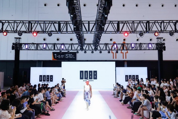  7月26日，第五屆中國(guó)（紹興）紡織新材料展在紹興國(guó)際會(huì)展中心拉開帷幕。500家企業(yè)參展，首日5000多名專業(yè)觀眾入場(chǎng)，展會(huì)炙熱的對(duì)接氛圍有如7月的氣浪，使行業(yè)快速升溫。海內(nèi)外企業(yè)積極響應(yīng)，原料龍頭企業(yè)高 &ldquo;復(fù)參率&rdquo;，歷經(jīng)五屆的新材料展有何獨(dú)特魅力？ 圖片  圖片  會(huì)展品質(zhì)乘勢(shì)而上   本屆新材料展獲得UFI國(guó)際展覽協(xié)會(huì)認(rèn)證，是工信部、商務(wù)部組織的2023年&ldquo;優(yōu)供給促升級(jí)&rdquo;系列活動(dòng)之一，基于往屆資源優(yōu)勢(shì)，對(duì)展覽規(guī)劃、買家邀約、會(huì)務(wù)聯(lián)動(dòng)等進(jìn)行了全線融合升級(jí)，展會(huì)品質(zhì)躍升，煥發(fā)新的風(fēng)采。展會(huì)由中國(guó)長(zhǎng)絲織造協(xié)會(huì)、紹興市商務(wù)局、中國(guó)國(guó)際貿(mào)易委員會(huì)紹興市委員會(huì)、中國(guó)國(guó)際商會(huì)紹興商會(huì)、紹興市柯橋區(qū)會(huì)展業(yè)發(fā)展中心主辦，浙江三博會(huì)展股份有限公司聯(lián)合主辦，紹興市柯橋區(qū)中國(guó)輕紡城展會(huì)有限公司承辦，紹興市經(jīng)信局、浙江省紡織面料設(shè)計(jì)協(xié)會(huì)、七彩云、紹興市紡織行業(yè)協(xié)會(huì)協(xié)辦。  圖片  圖片  開幕盛況  國(guó)際展商同臺(tái)賽寶   本次展會(huì)共500家展商參展，設(shè)新材料、新織造、新設(shè)備、新面料四大特色展區(qū)，有超10萬(wàn)款科技纖維、創(chuàng)新面料、紡機(jī)設(shè)備在展會(huì)發(fā)布。魏橋紡織、昆山東利、興發(fā)化纖、吉林化纖、通用新材料、德州恒豐、佳人新材料、浙江興發(fā)、紹興國(guó)周、鐠美科等知名紡織龍頭企業(yè)參展。紹興新昌紡機(jī)產(chǎn)業(yè)展團(tuán)、湖州長(zhǎng)興織造產(chǎn)業(yè)展團(tuán)、諸暨繡花機(jī)械產(chǎn)業(yè)展團(tuán)、上虞染化料助劑產(chǎn)業(yè)展團(tuán)等區(qū)域展團(tuán)亮相。本屆展會(huì)更是引眾多RCEP國(guó)家和地區(qū)的展商組團(tuán)奔赴而來(lái)，在國(guó)際展區(qū)，韓國(guó)ditto時(shí)尚聯(lián)盟、緬甸中國(guó)商會(huì)、莫斯科中小企業(yè)工商會(huì)等國(guó)際展團(tuán)人氣旺盛。  圖片  企業(yè)展區(qū)  眾多展商聚焦雙碳熱點(diǎn)，圍繞綠色、健康、智造等方向展開產(chǎn)品角逐。魏橋紡織的生物基綠色環(huán)保+抗菌混紡系列、湖州威達(dá)集團(tuán)的綠色環(huán)保色紡紗系列、昆山東利的仿生透氣科技面料系列、吳江蘭天織造的UV對(duì)抗仿生科技面料、新型雙層直充防寒面料、機(jī)能無(wú)氨彈力面料等展品亮點(diǎn)頻出，展商企業(yè)開啟&ldquo;搶客&rdquo;模式，緊抓展會(huì)機(jī)遇尋求下游合作。本屆展會(huì)有更大規(guī)模的智能紡機(jī)、織機(jī)設(shè)備企業(yè)參展，進(jìn)一步彰顯國(guó)產(chǎn)智能織造的研發(fā)水平，鐠美科、浙江康立自控科技、浙江凱成智能設(shè)備、浙江瑪雅機(jī)電等展位帶來(lái)媲美國(guó)際水平的最新機(jī)械設(shè)備，令人矚目。  圖片  設(shè)備展區(qū)  探索解決行業(yè)困惑與瓶頸，是新材料展歷經(jīng)多屆與各企業(yè)總結(jié)、達(dá)成的共識(shí)，也是其不僅在于產(chǎn)品展貿(mào)，更在于新理念的交匯的價(jià)值內(nèi)涵。  國(guó)際視野論外貿(mào)   由中國(guó)紡織品進(jìn)出口商會(huì)主辦的2023紹興國(guó)際（RCEP）紡織服裝產(chǎn)業(yè)論壇系列活動(dòng)與展會(huì)同期同館開幕。論壇以&ldquo;RCEP新機(jī)遇-紡織產(chǎn)業(yè)新格局&rdquo;為主題，就國(guó)內(nèi)紡織產(chǎn)業(yè)結(jié)構(gòu)與RCEP國(guó)際紡織服裝產(chǎn)業(yè)的發(fā)展趨勢(shì)進(jìn)行研討與產(chǎn)業(yè)對(duì)接。中國(guó)紡織品進(jìn)出口商會(huì)副會(huì)長(zhǎng)王宇、韓國(guó)時(shí)尚服裝人工智能研究所院長(zhǎng)金蕙京、緬甸中國(guó)紡織服裝協(xié)會(huì)會(huì)長(zhǎng)施坤等嘉賓為論壇開幕致辭。  圖片  圖片 論壇開幕式  論壇開幕式后，首場(chǎng)系列活動(dòng)韓國(guó)服飾流行趨勢(shì)論壇在展會(huì)時(shí)尚活動(dòng)區(qū)舉辦，多家韓國(guó)時(shí)裝品牌聯(lián)合走秀，同時(shí)Dito&ditto，ISAE，F(xiàn)&PLUS等韓國(guó)時(shí)尚機(jī)構(gòu)帶來(lái)韓國(guó)時(shí)尚產(chǎn)業(yè)與數(shù)字技術(shù)的發(fā)展趨勢(shì)分享。后續(xù)將陸續(xù)舉辦2023生物基纖維材料產(chǎn)業(yè)技術(shù)論壇、走進(jìn)中國(guó)輕紡城市場(chǎng)對(duì)接會(huì)、亞洲紡織服裝供應(yīng)鏈高增長(zhǎng)論壇等系列活動(dòng)。  圖片  圖片 論壇系列活動(dòng)&mdash;&mdash;韓國(guó)服飾流行趨勢(shì)論壇  中國(guó)纖維展姿態(tài)   作為歷屆新材料展重要配套論壇，2023中國(guó)紹興紡織新材料論壇將于展會(huì)第二日舉辦。將聚集昆山東利、浙江中國(guó)輕紡城集團(tuán)、浙江佳人新材料、紹興隆泰石墨烯、特思達(dá)（TESTEX）、廣東人仁康、浙江中紡標(biāo)、紹興織蛛物聯(lián)科技等企業(yè)作新產(chǎn)品新項(xiàng)目分享，帶來(lái)中國(guó)輕紡城紡織新材料采購(gòu)中心推介，環(huán)保面料、再生聚酯新材料、石墨烯等纖維面料創(chuàng)新產(chǎn)品發(fā)布，OEKO-TEX&reg; STANDARD 100安全標(biāo)準(zhǔn)、健康紡織品標(biāo)準(zhǔn)、5A光子抗菌、坯布在線檢測(cè)等檢測(cè)后整理技術(shù)分享，諸多亮點(diǎn)值得期待。  圖片  觸摸纖維時(shí)尚,躍升品牌能級(jí),纖維材料的性能之變，已經(jīng)與終端產(chǎn)品在競(jìng)爭(zhēng)市場(chǎng)的廝殺突圍息息相關(guān)，從面料到服裝、家紡，從國(guó)內(nèi)企業(yè)到海外品牌，都不能錯(cuò)過(guò)這一場(chǎng)產(chǎn)業(yè)對(duì)接的盛會(huì)。  跨越山海齊聚首   本屆展會(huì)借助今年全線升級(jí)之勢(shì)，全面擴(kuò)大對(duì)面料、服裝業(yè)大規(guī)模大品牌企業(yè)的邀約，并提前進(jìn)行買家需求的預(yù)采集和展商產(chǎn)品的預(yù)對(duì)接，顯著提升買家熱情和觀展效率。展會(huì)首日，丹東華洋紡織服裝、北京奔流野外運(yùn)動(dòng)服裝、北京方圣時(shí)尚、華紡股份有限公司等品牌買家應(yīng)邀而來(lái)，廣東、湖州、義烏、新疆等十余個(gè)地區(qū)采購(gòu)團(tuán)紛紛到場(chǎng)，更有韓國(guó)、俄羅斯、越南、緬甸等數(shù)百名海外買家跨越山海來(lái)相會(huì)，如國(guó)際知名服裝品牌 J.K. Apparel、DOBB、LUBOO、YL co.,ltd、CHUNSANGDOO INNOCENCE、DAYGREEN INC等。  圖片  采供對(duì)接  商貿(mào)對(duì)接攬訂單   展會(huì)打通產(chǎn)業(yè)鏈，延伸展貿(mào)對(duì)接服務(wù)?，F(xiàn)場(chǎng)，快時(shí)尚跨境電商企業(yè)SheIn開啟為期兩天的面料專場(chǎng)、服裝專場(chǎng)閉門采購(gòu)會(huì)，帶來(lái)數(shù)百類采購(gòu)需求。國(guó)內(nèi)品牌采購(gòu)團(tuán)走進(jìn)紡織源產(chǎn)地中國(guó)輕紡城市場(chǎng)，展開時(shí)尚買手與優(yōu)質(zhì)原創(chuàng)面料的靈感碰撞。展會(huì)第二日，亞洲染料聯(lián)合會(huì)、韓國(guó)纖維產(chǎn)業(yè)研究院、莫斯科中小企業(yè)商會(huì)、越南紡織商會(huì)、緬甸中國(guó)商會(huì)等國(guó)際采購(gòu)團(tuán)也將進(jìn)市場(chǎng)與柯橋面料企業(yè)接洽外貿(mào)訂單。  圖片  圖片 采供對(duì)接  2023中國(guó)（紹興）紡織新材料展打造了新材料、新技術(shù)的信息高地，以國(guó)際展會(huì)的標(biāo)準(zhǔn)，向內(nèi)外貿(mào)一體化展會(huì)平臺(tái)成長(zhǎng)蛻變，它是當(dāng)下紡織供應(yīng)鏈趨勢(shì)的具象展示，更是一場(chǎng)中國(guó)纖維向世界的傾訴表達(dá)。  圖片  圖片 圖片 ?觸摸纖維時(shí)尚、躍升品牌能級(jí)，第五屆中國(guó)（紹興）紡織新材料展盛大開幕