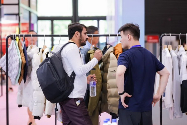  7月26日，第五屆中國(guó)（紹興）紡織新材料展在紹興國(guó)際會(huì)展中心拉開帷幕。500家企業(yè)參展，首日5000多名專業(yè)觀眾入場(chǎng)，展會(huì)炙熱的對(duì)接氛圍有如7月的氣浪，使行業(yè)快速升溫。海內(nèi)外企業(yè)積極響應(yīng)，原料龍頭企業(yè)高 &ldquo;復(fù)參率&rdquo;，歷經(jīng)五屆的新材料展有何獨(dú)特魅力？ 圖片  圖片  會(huì)展品質(zhì)乘勢(shì)而上   本屆新材料展獲得UFI國(guó)際展覽協(xié)會(huì)認(rèn)證，是工信部、商務(wù)部組織的2023年&ldquo;優(yōu)供給促升級(jí)&rdquo;系列活動(dòng)之一，基于往屆資源優(yōu)勢(shì)，對(duì)展覽規(guī)劃、買家邀約、會(huì)務(wù)聯(lián)動(dòng)等進(jìn)行了全線融合升級(jí)，展會(huì)品質(zhì)躍升，煥發(fā)新的風(fēng)采。展會(huì)由中國(guó)長(zhǎng)絲織造協(xié)會(huì)、紹興市商務(wù)局、中國(guó)國(guó)際貿(mào)易委員會(huì)紹興市委員會(huì)、中國(guó)國(guó)際商會(huì)紹興商會(huì)、紹興市柯橋區(qū)會(huì)展業(yè)發(fā)展中心主辦，浙江三博會(huì)展股份有限公司聯(lián)合主辦，紹興市柯橋區(qū)中國(guó)輕紡城展會(huì)有限公司承辦，紹興市經(jīng)信局、浙江省紡織面料設(shè)計(jì)協(xié)會(huì)、七彩云、紹興市紡織行業(yè)協(xié)會(huì)協(xié)辦。  圖片  圖片  開幕盛況  國(guó)際展商同臺(tái)賽寶   本次展會(huì)共500家展商參展，設(shè)新材料、新織造、新設(shè)備、新面料四大特色展區(qū)，有超10萬(wàn)款科技纖維、創(chuàng)新面料、紡機(jī)設(shè)備在展會(huì)發(fā)布。魏橋紡織、昆山東利、興發(fā)化纖、吉林化纖、通用新材料、德州恒豐、佳人新材料、浙江興發(fā)、紹興國(guó)周、鐠美科等知名紡織龍頭企業(yè)參展。紹興新昌紡機(jī)產(chǎn)業(yè)展團(tuán)、湖州長(zhǎng)興織造產(chǎn)業(yè)展團(tuán)、諸暨繡花機(jī)械產(chǎn)業(yè)展團(tuán)、上虞染化料助劑產(chǎn)業(yè)展團(tuán)等區(qū)域展團(tuán)亮相。本屆展會(huì)更是引眾多RCEP國(guó)家和地區(qū)的展商組團(tuán)奔赴而來(lái)，在國(guó)際展區(qū)，韓國(guó)ditto時(shí)尚聯(lián)盟、緬甸中國(guó)商會(huì)、莫斯科中小企業(yè)工商會(huì)等國(guó)際展團(tuán)人氣旺盛。  圖片  企業(yè)展區(qū)  眾多展商聚焦雙碳熱點(diǎn)，圍繞綠色、健康、智造等方向展開產(chǎn)品角逐。魏橋紡織的生物基綠色環(huán)保+抗菌混紡系列、湖州威達(dá)集團(tuán)的綠色環(huán)保色紡紗系列、昆山東利的仿生透氣科技面料系列、吳江蘭天織造的UV對(duì)抗仿生科技面料、新型雙層直充防寒面料、機(jī)能無(wú)氨彈力面料等展品亮點(diǎn)頻出，展商企業(yè)開啟&ldquo;搶客&rdquo;模式，緊抓展會(huì)機(jī)遇尋求下游合作。本屆展會(huì)有更大規(guī)模的智能紡機(jī)、織機(jī)設(shè)備企業(yè)參展，進(jìn)一步彰顯國(guó)產(chǎn)智能織造的研發(fā)水平，鐠美科、浙江康立自控科技、浙江凱成智能設(shè)備、浙江瑪雅機(jī)電等展位帶來(lái)媲美國(guó)際水平的最新機(jī)械設(shè)備，令人矚目。  圖片  設(shè)備展區(qū)  探索解決行業(yè)困惑與瓶頸，是新材料展歷經(jīng)多屆與各企業(yè)總結(jié)、達(dá)成的共識(shí)，也是其不僅在于產(chǎn)品展貿(mào)，更在于新理念的交匯的價(jià)值內(nèi)涵。  國(guó)際視野論外貿(mào)   由中國(guó)紡織品進(jìn)出口商會(huì)主辦的2023紹興國(guó)際（RCEP）紡織服裝產(chǎn)業(yè)論壇系列活動(dòng)與展會(huì)同期同館開幕。論壇以&ldquo;RCEP新機(jī)遇-紡織產(chǎn)業(yè)新格局&rdquo;為主題，就國(guó)內(nèi)紡織產(chǎn)業(yè)結(jié)構(gòu)與RCEP國(guó)際紡織服裝產(chǎn)業(yè)的發(fā)展趨勢(shì)進(jìn)行研討與產(chǎn)業(yè)對(duì)接。中國(guó)紡織品進(jìn)出口商會(huì)副會(huì)長(zhǎng)王宇、韓國(guó)時(shí)尚服裝人工智能研究所院長(zhǎng)金蕙京、緬甸中國(guó)紡織服裝協(xié)會(huì)會(huì)長(zhǎng)施坤等嘉賓為論壇開幕致辭。  圖片  圖片 論壇開幕式  論壇開幕式后，首場(chǎng)系列活動(dòng)韓國(guó)服飾流行趨勢(shì)論壇在展會(huì)時(shí)尚活動(dòng)區(qū)舉辦，多家韓國(guó)時(shí)裝品牌聯(lián)合走秀，同時(shí)Dito&ditto，ISAE，F(xiàn)&PLUS等韓國(guó)時(shí)尚機(jī)構(gòu)帶來(lái)韓國(guó)時(shí)尚產(chǎn)業(yè)與數(shù)字技術(shù)的發(fā)展趨勢(shì)分享。后續(xù)將陸續(xù)舉辦2023生物基纖維材料產(chǎn)業(yè)技術(shù)論壇、走進(jìn)中國(guó)輕紡城市場(chǎng)對(duì)接會(huì)、亞洲紡織服裝供應(yīng)鏈高增長(zhǎng)論壇等系列活動(dòng)。  圖片  圖片 論壇系列活動(dòng)&mdash;&mdash;韓國(guó)服飾流行趨勢(shì)論壇  中國(guó)纖維展姿態(tài)   作為歷屆新材料展重要配套論壇，2023中國(guó)紹興紡織新材料論壇將于展會(huì)第二日舉辦。將聚集昆山東利、浙江中國(guó)輕紡城集團(tuán)、浙江佳人新材料、紹興隆泰石墨烯、特思達(dá)（TESTEX）、廣東人仁康、浙江中紡標(biāo)、紹興織蛛物聯(lián)科技等企業(yè)作新產(chǎn)品新項(xiàng)目分享，帶來(lái)中國(guó)輕紡城紡織新材料采購(gòu)中心推介，環(huán)保面料、再生聚酯新材料、石墨烯等纖維面料創(chuàng)新產(chǎn)品發(fā)布，OEKO-TEX&reg; STANDARD 100安全標(biāo)準(zhǔn)、健康紡織品標(biāo)準(zhǔn)、5A光子抗菌、坯布在線檢測(cè)等檢測(cè)后整理技術(shù)分享，諸多亮點(diǎn)值得期待。  圖片  觸摸纖維時(shí)尚,躍升品牌能級(jí),纖維材料的性能之變，已經(jīng)與終端產(chǎn)品在競(jìng)爭(zhēng)市場(chǎng)的廝殺突圍息息相關(guān)，從面料到服裝、家紡，從國(guó)內(nèi)企業(yè)到海外品牌，都不能錯(cuò)過(guò)這一場(chǎng)產(chǎn)業(yè)對(duì)接的盛會(huì)。  跨越山海齊聚首   本屆展會(huì)借助今年全線升級(jí)之勢(shì)，全面擴(kuò)大對(duì)面料、服裝業(yè)大規(guī)模大品牌企業(yè)的邀約，并提前進(jìn)行買家需求的預(yù)采集和展商產(chǎn)品的預(yù)對(duì)接，顯著提升買家熱情和觀展效率。展會(huì)首日，丹東華洋紡織服裝、北京奔流野外運(yùn)動(dòng)服裝、北京方圣時(shí)尚、華紡股份有限公司等品牌買家應(yīng)邀而來(lái)，廣東、湖州、義烏、新疆等十余個(gè)地區(qū)采購(gòu)團(tuán)紛紛到場(chǎng)，更有韓國(guó)、俄羅斯、越南、緬甸等數(shù)百名海外買家跨越山海來(lái)相會(huì)，如國(guó)際知名服裝品牌 J.K. Apparel、DOBB、LUBOO、YL co.,ltd、CHUNSANGDOO INNOCENCE、DAYGREEN INC等。  圖片  采供對(duì)接  商貿(mào)對(duì)接攬訂單   展會(huì)打通產(chǎn)業(yè)鏈，延伸展貿(mào)對(duì)接服務(wù)?，F(xiàn)場(chǎng)，快時(shí)尚跨境電商企業(yè)SheIn開啟為期兩天的面料專場(chǎng)、服裝專場(chǎng)閉門采購(gòu)會(huì)，帶來(lái)數(shù)百類采購(gòu)需求。國(guó)內(nèi)品牌采購(gòu)團(tuán)走進(jìn)紡織源產(chǎn)地中國(guó)輕紡城市場(chǎng)，展開時(shí)尚買手與優(yōu)質(zhì)原創(chuàng)面料的靈感碰撞。展會(huì)第二日，亞洲染料聯(lián)合會(huì)、韓國(guó)纖維產(chǎn)業(yè)研究院、莫斯科中小企業(yè)商會(huì)、越南紡織商會(huì)、緬甸中國(guó)商會(huì)等國(guó)際采購(gòu)團(tuán)也將進(jìn)市場(chǎng)與柯橋面料企業(yè)接洽外貿(mào)訂單。  圖片  圖片 采供對(duì)接  2023中國(guó)（紹興）紡織新材料展打造了新材料、新技術(shù)的信息高地，以國(guó)際展會(huì)的標(biāo)準(zhǔn)，向內(nèi)外貿(mào)一體化展會(huì)平臺(tái)成長(zhǎng)蛻變，它是當(dāng)下紡織供應(yīng)鏈趨勢(shì)的具象展示，更是一場(chǎng)中國(guó)纖維向世界的傾訴表達(dá)。  圖片  圖片 圖片 ?觸摸纖維時(shí)尚、躍升品牌能級(jí)，第五屆中國(guó)（紹興）紡織新材料展盛大開幕