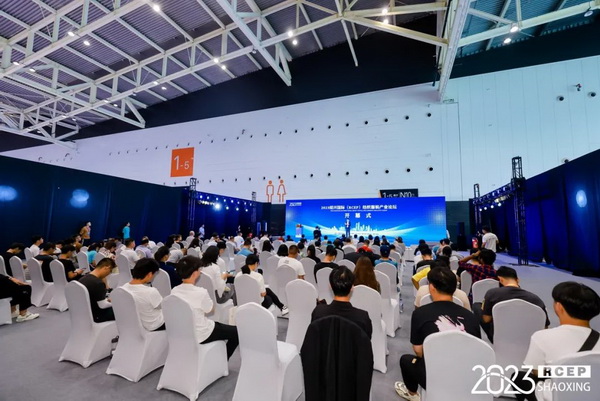  7月26日，第五屆中國(guó)（紹興）紡織新材料展在紹興國(guó)際會(huì)展中心拉開帷幕。500家企業(yè)參展，首日5000多名專業(yè)觀眾入場(chǎng)，展會(huì)炙熱的對(duì)接氛圍有如7月的氣浪，使行業(yè)快速升溫。海內(nèi)外企業(yè)積極響應(yīng)，原料龍頭企業(yè)高 &ldquo;復(fù)參率&rdquo;，歷經(jīng)五屆的新材料展有何獨(dú)特魅力？ 圖片  圖片  會(huì)展品質(zhì)乘勢(shì)而上   本屆新材料展獲得UFI國(guó)際展覽協(xié)會(huì)認(rèn)證，是工信部、商務(wù)部組織的2023年&ldquo;優(yōu)供給促升級(jí)&rdquo;系列活動(dòng)之一，基于往屆資源優(yōu)勢(shì)，對(duì)展覽規(guī)劃、買家邀約、會(huì)務(wù)聯(lián)動(dòng)等進(jìn)行了全線融合升級(jí)，展會(huì)品質(zhì)躍升，煥發(fā)新的風(fēng)采。展會(huì)由中國(guó)長(zhǎng)絲織造協(xié)會(huì)、紹興市商務(wù)局、中國(guó)國(guó)際貿(mào)易委員會(huì)紹興市委員會(huì)、中國(guó)國(guó)際商會(huì)紹興商會(huì)、紹興市柯橋區(qū)會(huì)展業(yè)發(fā)展中心主辦，浙江三博會(huì)展股份有限公司聯(lián)合主辦，紹興市柯橋區(qū)中國(guó)輕紡城展會(huì)有限公司承辦，紹興市經(jīng)信局、浙江省紡織面料設(shè)計(jì)協(xié)會(huì)、七彩云、紹興市紡織行業(yè)協(xié)會(huì)協(xié)辦。  圖片  圖片  開幕盛況  國(guó)際展商同臺(tái)賽寶   本次展會(huì)共500家展商參展，設(shè)新材料、新織造、新設(shè)備、新面料四大特色展區(qū)，有超10萬(wàn)款科技纖維、創(chuàng)新面料、紡機(jī)設(shè)備在展會(huì)發(fā)布。魏橋紡織、昆山東利、興發(fā)化纖、吉林化纖、通用新材料、德州恒豐、佳人新材料、浙江興發(fā)、紹興國(guó)周、鐠美科等知名紡織龍頭企業(yè)參展。紹興新昌紡機(jī)產(chǎn)業(yè)展團(tuán)、湖州長(zhǎng)興織造產(chǎn)業(yè)展團(tuán)、諸暨繡花機(jī)械產(chǎn)業(yè)展團(tuán)、上虞染化料助劑產(chǎn)業(yè)展團(tuán)等區(qū)域展團(tuán)亮相。本屆展會(huì)更是引眾多RCEP國(guó)家和地區(qū)的展商組團(tuán)奔赴而來(lái)，在國(guó)際展區(qū)，韓國(guó)ditto時(shí)尚聯(lián)盟、緬甸中國(guó)商會(huì)、莫斯科中小企業(yè)工商會(huì)等國(guó)際展團(tuán)人氣旺盛。  圖片  企業(yè)展區(qū)  眾多展商聚焦雙碳熱點(diǎn)，圍繞綠色、健康、智造等方向展開產(chǎn)品角逐。魏橋紡織的生物基綠色環(huán)保+抗菌混紡系列、湖州威達(dá)集團(tuán)的綠色環(huán)保色紡紗系列、昆山東利的仿生透氣科技面料系列、吳江蘭天織造的UV對(duì)抗仿生科技面料、新型雙層直充防寒面料、機(jī)能無(wú)氨彈力面料等展品亮點(diǎn)頻出，展商企業(yè)開啟&ldquo;搶客&rdquo;模式，緊抓展會(huì)機(jī)遇尋求下游合作。本屆展會(huì)有更大規(guī)模的智能紡機(jī)、織機(jī)設(shè)備企業(yè)參展，進(jìn)一步彰顯國(guó)產(chǎn)智能織造的研發(fā)水平，鐠美科、浙江康立自控科技、浙江凱成智能設(shè)備、浙江瑪雅機(jī)電等展位帶來(lái)媲美國(guó)際水平的最新機(jī)械設(shè)備，令人矚目。  圖片  設(shè)備展區(qū)  探索解決行業(yè)困惑與瓶頸，是新材料展歷經(jīng)多屆與各企業(yè)總結(jié)、達(dá)成的共識(shí)，也是其不僅在于產(chǎn)品展貿(mào)，更在于新理念的交匯的價(jià)值內(nèi)涵。  國(guó)際視野論外貿(mào)   由中國(guó)紡織品進(jìn)出口商會(huì)主辦的2023紹興國(guó)際（RCEP）紡織服裝產(chǎn)業(yè)論壇系列活動(dòng)與展會(huì)同期同館開幕。論壇以&ldquo;RCEP新機(jī)遇-紡織產(chǎn)業(yè)新格局&rdquo;為主題，就國(guó)內(nèi)紡織產(chǎn)業(yè)結(jié)構(gòu)與RCEP國(guó)際紡織服裝產(chǎn)業(yè)的發(fā)展趨勢(shì)進(jìn)行研討與產(chǎn)業(yè)對(duì)接。中國(guó)紡織品進(jìn)出口商會(huì)副會(huì)長(zhǎng)王宇、韓國(guó)時(shí)尚服裝人工智能研究所院長(zhǎng)金蕙京、緬甸中國(guó)紡織服裝協(xié)會(huì)會(huì)長(zhǎng)施坤等嘉賓為論壇開幕致辭。  圖片  圖片 論壇開幕式  論壇開幕式后，首場(chǎng)系列活動(dòng)韓國(guó)服飾流行趨勢(shì)論壇在展會(huì)時(shí)尚活動(dòng)區(qū)舉辦，多家韓國(guó)時(shí)裝品牌聯(lián)合走秀，同時(shí)Dito&ditto，ISAE，F(xiàn)&PLUS等韓國(guó)時(shí)尚機(jī)構(gòu)帶來(lái)韓國(guó)時(shí)尚產(chǎn)業(yè)與數(shù)字技術(shù)的發(fā)展趨勢(shì)分享。后續(xù)將陸續(xù)舉辦2023生物基纖維材料產(chǎn)業(yè)技術(shù)論壇、走進(jìn)中國(guó)輕紡城市場(chǎng)對(duì)接會(huì)、亞洲紡織服裝供應(yīng)鏈高增長(zhǎng)論壇等系列活動(dòng)。  圖片  圖片 論壇系列活動(dòng)&mdash;&mdash;韓國(guó)服飾流行趨勢(shì)論壇  中國(guó)纖維展姿態(tài)   作為歷屆新材料展重要配套論壇，2023中國(guó)紹興紡織新材料論壇將于展會(huì)第二日舉辦。將聚集昆山東利、浙江中國(guó)輕紡城集團(tuán)、浙江佳人新材料、紹興隆泰石墨烯、特思達(dá)（TESTEX）、廣東人仁康、浙江中紡標(biāo)、紹興織蛛物聯(lián)科技等企業(yè)作新產(chǎn)品新項(xiàng)目分享，帶來(lái)中國(guó)輕紡城紡織新材料采購(gòu)中心推介，環(huán)保面料、再生聚酯新材料、石墨烯等纖維面料創(chuàng)新產(chǎn)品發(fā)布，OEKO-TEX&reg; STANDARD 100安全標(biāo)準(zhǔn)、健康紡織品標(biāo)準(zhǔn)、5A光子抗菌、坯布在線檢測(cè)等檢測(cè)后整理技術(shù)分享，諸多亮點(diǎn)值得期待。  圖片  觸摸纖維時(shí)尚,躍升品牌能級(jí),纖維材料的性能之變，已經(jīng)與終端產(chǎn)品在競(jìng)爭(zhēng)市場(chǎng)的廝殺突圍息息相關(guān)，從面料到服裝、家紡，從國(guó)內(nèi)企業(yè)到海外品牌，都不能錯(cuò)過(guò)這一場(chǎng)產(chǎn)業(yè)對(duì)接的盛會(huì)。  跨越山海齊聚首   本屆展會(huì)借助今年全線升級(jí)之勢(shì)，全面擴(kuò)大對(duì)面料、服裝業(yè)大規(guī)模大品牌企業(yè)的邀約，并提前進(jìn)行買家需求的預(yù)采集和展商產(chǎn)品的預(yù)對(duì)接，顯著提升買家熱情和觀展效率。展會(huì)首日，丹東華洋紡織服裝、北京奔流野外運(yùn)動(dòng)服裝、北京方圣時(shí)尚、華紡股份有限公司等品牌買家應(yīng)邀而來(lái)，廣東、湖州、義烏、新疆等十余個(gè)地區(qū)采購(gòu)團(tuán)紛紛到場(chǎng)，更有韓國(guó)、俄羅斯、越南、緬甸等數(shù)百名海外買家跨越山海來(lái)相會(huì)，如國(guó)際知名服裝品牌 J.K. Apparel、DOBB、LUBOO、YL co.,ltd、CHUNSANGDOO INNOCENCE、DAYGREEN INC等。  圖片  采供對(duì)接  商貿(mào)對(duì)接攬訂單   展會(huì)打通產(chǎn)業(yè)鏈，延伸展貿(mào)對(duì)接服務(wù)?，F(xiàn)場(chǎng)，快時(shí)尚跨境電商企業(yè)SheIn開啟為期兩天的面料專場(chǎng)、服裝專場(chǎng)閉門采購(gòu)會(huì)，帶來(lái)數(shù)百類采購(gòu)需求。國(guó)內(nèi)品牌采購(gòu)團(tuán)走進(jìn)紡織源產(chǎn)地中國(guó)輕紡城市場(chǎng)，展開時(shí)尚買手與優(yōu)質(zhì)原創(chuàng)面料的靈感碰撞。展會(huì)第二日，亞洲染料聯(lián)合會(huì)、韓國(guó)纖維產(chǎn)業(yè)研究院、莫斯科中小企業(yè)商會(huì)、越南紡織商會(huì)、緬甸中國(guó)商會(huì)等國(guó)際采購(gòu)團(tuán)也將進(jìn)市場(chǎng)與柯橋面料企業(yè)接洽外貿(mào)訂單。  圖片  圖片 采供對(duì)接  2023中國(guó)（紹興）紡織新材料展打造了新材料、新技術(shù)的信息高地，以國(guó)際展會(huì)的標(biāo)準(zhǔn)，向內(nèi)外貿(mào)一體化展會(huì)平臺(tái)成長(zhǎng)蛻變，它是當(dāng)下紡織供應(yīng)鏈趨勢(shì)的具象展示，更是一場(chǎng)中國(guó)纖維向世界的傾訴表達(dá)。  圖片  圖片 圖片 ?觸摸纖維時(shí)尚、躍升品牌能級(jí)，第五屆中國(guó)（紹興）紡織新材料展盛大開幕