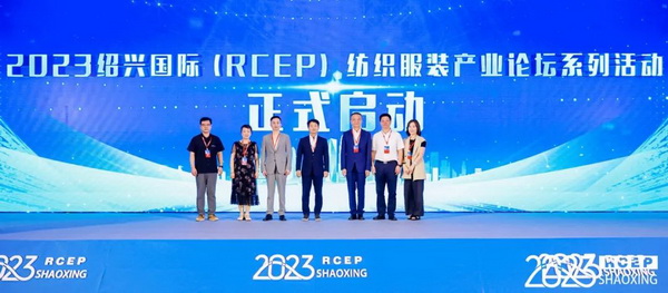  7月26日，第五屆中國(guó)（紹興）紡織新材料展在紹興國(guó)際會(huì)展中心拉開帷幕。500家企業(yè)參展，首日5000多名專業(yè)觀眾入場(chǎng)，展會(huì)炙熱的對(duì)接氛圍有如7月的氣浪，使行業(yè)快速升溫。海內(nèi)外企業(yè)積極響應(yīng)，原料龍頭企業(yè)高 &ldquo;復(fù)參率&rdquo;，歷經(jīng)五屆的新材料展有何獨(dú)特魅力？ 圖片  圖片  會(huì)展品質(zhì)乘勢(shì)而上   本屆新材料展獲得UFI國(guó)際展覽協(xié)會(huì)認(rèn)證，是工信部、商務(wù)部組織的2023年&ldquo;優(yōu)供給促升級(jí)&rdquo;系列活動(dòng)之一，基于往屆資源優(yōu)勢(shì)，對(duì)展覽規(guī)劃、買家邀約、會(huì)務(wù)聯(lián)動(dòng)等進(jìn)行了全線融合升級(jí)，展會(huì)品質(zhì)躍升，煥發(fā)新的風(fēng)采。展會(huì)由中國(guó)長(zhǎng)絲織造協(xié)會(huì)、紹興市商務(wù)局、中國(guó)國(guó)際貿(mào)易委員會(huì)紹興市委員會(huì)、中國(guó)國(guó)際商會(huì)紹興商會(huì)、紹興市柯橋區(qū)會(huì)展業(yè)發(fā)展中心主辦，浙江三博會(huì)展股份有限公司聯(lián)合主辦，紹興市柯橋區(qū)中國(guó)輕紡城展會(huì)有限公司承辦，紹興市經(jīng)信局、浙江省紡織面料設(shè)計(jì)協(xié)會(huì)、七彩云、紹興市紡織行業(yè)協(xié)會(huì)協(xié)辦。  圖片  圖片  開幕盛況  國(guó)際展商同臺(tái)賽寶   本次展會(huì)共500家展商參展，設(shè)新材料、新織造、新設(shè)備、新面料四大特色展區(qū)，有超10萬(wàn)款科技纖維、創(chuàng)新面料、紡機(jī)設(shè)備在展會(huì)發(fā)布。魏橋紡織、昆山東利、興發(fā)化纖、吉林化纖、通用新材料、德州恒豐、佳人新材料、浙江興發(fā)、紹興國(guó)周、鐠美科等知名紡織龍頭企業(yè)參展。紹興新昌紡機(jī)產(chǎn)業(yè)展團(tuán)、湖州長(zhǎng)興織造產(chǎn)業(yè)展團(tuán)、諸暨繡花機(jī)械產(chǎn)業(yè)展團(tuán)、上虞染化料助劑產(chǎn)業(yè)展團(tuán)等區(qū)域展團(tuán)亮相。本屆展會(huì)更是引眾多RCEP國(guó)家和地區(qū)的展商組團(tuán)奔赴而來(lái)，在國(guó)際展區(qū)，韓國(guó)ditto時(shí)尚聯(lián)盟、緬甸中國(guó)商會(huì)、莫斯科中小企業(yè)工商會(huì)等國(guó)際展團(tuán)人氣旺盛。  圖片  企業(yè)展區(qū)  眾多展商聚焦雙碳熱點(diǎn)，圍繞綠色、健康、智造等方向展開產(chǎn)品角逐。魏橋紡織的生物基綠色環(huán)保+抗菌混紡系列、湖州威達(dá)集團(tuán)的綠色環(huán)保色紡紗系列、昆山東利的仿生透氣科技面料系列、吳江蘭天織造的UV對(duì)抗仿生科技面料、新型雙層直充防寒面料、機(jī)能無(wú)氨彈力面料等展品亮點(diǎn)頻出，展商企業(yè)開啟&ldquo;搶客&rdquo;模式，緊抓展會(huì)機(jī)遇尋求下游合作。本屆展會(huì)有更大規(guī)模的智能紡機(jī)、織機(jī)設(shè)備企業(yè)參展，進(jìn)一步彰顯國(guó)產(chǎn)智能織造的研發(fā)水平，鐠美科、浙江康立自控科技、浙江凱成智能設(shè)備、浙江瑪雅機(jī)電等展位帶來(lái)媲美國(guó)際水平的最新機(jī)械設(shè)備，令人矚目。  圖片  設(shè)備展區(qū)  探索解決行業(yè)困惑與瓶頸，是新材料展歷經(jīng)多屆與各企業(yè)總結(jié)、達(dá)成的共識(shí)，也是其不僅在于產(chǎn)品展貿(mào)，更在于新理念的交匯的價(jià)值內(nèi)涵。  國(guó)際視野論外貿(mào)   由中國(guó)紡織品進(jìn)出口商會(huì)主辦的2023紹興國(guó)際（RCEP）紡織服裝產(chǎn)業(yè)論壇系列活動(dòng)與展會(huì)同期同館開幕。論壇以&ldquo;RCEP新機(jī)遇-紡織產(chǎn)業(yè)新格局&rdquo;為主題，就國(guó)內(nèi)紡織產(chǎn)業(yè)結(jié)構(gòu)與RCEP國(guó)際紡織服裝產(chǎn)業(yè)的發(fā)展趨勢(shì)進(jìn)行研討與產(chǎn)業(yè)對(duì)接。中國(guó)紡織品進(jìn)出口商會(huì)副會(huì)長(zhǎng)王宇、韓國(guó)時(shí)尚服裝人工智能研究所院長(zhǎng)金蕙京、緬甸中國(guó)紡織服裝協(xié)會(huì)會(huì)長(zhǎng)施坤等嘉賓為論壇開幕致辭。  圖片  圖片 論壇開幕式  論壇開幕式后，首場(chǎng)系列活動(dòng)韓國(guó)服飾流行趨勢(shì)論壇在展會(huì)時(shí)尚活動(dòng)區(qū)舉辦，多家韓國(guó)時(shí)裝品牌聯(lián)合走秀，同時(shí)Dito&ditto，ISAE，F(xiàn)&PLUS等韓國(guó)時(shí)尚機(jī)構(gòu)帶來(lái)韓國(guó)時(shí)尚產(chǎn)業(yè)與數(shù)字技術(shù)的發(fā)展趨勢(shì)分享。后續(xù)將陸續(xù)舉辦2023生物基纖維材料產(chǎn)業(yè)技術(shù)論壇、走進(jìn)中國(guó)輕紡城市場(chǎng)對(duì)接會(huì)、亞洲紡織服裝供應(yīng)鏈高增長(zhǎng)論壇等系列活動(dòng)。  圖片  圖片 論壇系列活動(dòng)&mdash;&mdash;韓國(guó)服飾流行趨勢(shì)論壇  中國(guó)纖維展姿態(tài)   作為歷屆新材料展重要配套論壇，2023中國(guó)紹興紡織新材料論壇將于展會(huì)第二日舉辦。將聚集昆山東利、浙江中國(guó)輕紡城集團(tuán)、浙江佳人新材料、紹興隆泰石墨烯、特思達(dá)（TESTEX）、廣東人仁康、浙江中紡標(biāo)、紹興織蛛物聯(lián)科技等企業(yè)作新產(chǎn)品新項(xiàng)目分享，帶來(lái)中國(guó)輕紡城紡織新材料采購(gòu)中心推介，環(huán)保面料、再生聚酯新材料、石墨烯等纖維面料創(chuàng)新產(chǎn)品發(fā)布，OEKO-TEX&reg; STANDARD 100安全標(biāo)準(zhǔn)、健康紡織品標(biāo)準(zhǔn)、5A光子抗菌、坯布在線檢測(cè)等檢測(cè)后整理技術(shù)分享，諸多亮點(diǎn)值得期待。  圖片  觸摸纖維時(shí)尚,躍升品牌能級(jí),纖維材料的性能之變，已經(jīng)與終端產(chǎn)品在競(jìng)爭(zhēng)市場(chǎng)的廝殺突圍息息相關(guān)，從面料到服裝、家紡，從國(guó)內(nèi)企業(yè)到海外品牌，都不能錯(cuò)過(guò)這一場(chǎng)產(chǎn)業(yè)對(duì)接的盛會(huì)。  跨越山海齊聚首   本屆展會(huì)借助今年全線升級(jí)之勢(shì)，全面擴(kuò)大對(duì)面料、服裝業(yè)大規(guī)模大品牌企業(yè)的邀約，并提前進(jìn)行買家需求的預(yù)采集和展商產(chǎn)品的預(yù)對(duì)接，顯著提升買家熱情和觀展效率。展會(huì)首日，丹東華洋紡織服裝、北京奔流野外運(yùn)動(dòng)服裝、北京方圣時(shí)尚、華紡股份有限公司等品牌買家應(yīng)邀而來(lái)，廣東、湖州、義烏、新疆等十余個(gè)地區(qū)采購(gòu)團(tuán)紛紛到場(chǎng)，更有韓國(guó)、俄羅斯、越南、緬甸等數(shù)百名海外買家跨越山海來(lái)相會(huì)，如國(guó)際知名服裝品牌 J.K. Apparel、DOBB、LUBOO、YL co.,ltd、CHUNSANGDOO INNOCENCE、DAYGREEN INC等。  圖片  采供對(duì)接  商貿(mào)對(duì)接攬訂單   展會(huì)打通產(chǎn)業(yè)鏈，延伸展貿(mào)對(duì)接服務(wù)?，F(xiàn)場(chǎng)，快時(shí)尚跨境電商企業(yè)SheIn開啟為期兩天的面料專場(chǎng)、服裝專場(chǎng)閉門采購(gòu)會(huì)，帶來(lái)數(shù)百類采購(gòu)需求。國(guó)內(nèi)品牌采購(gòu)團(tuán)走進(jìn)紡織源產(chǎn)地中國(guó)輕紡城市場(chǎng)，展開時(shí)尚買手與優(yōu)質(zhì)原創(chuàng)面料的靈感碰撞。展會(huì)第二日，亞洲染料聯(lián)合會(huì)、韓國(guó)纖維產(chǎn)業(yè)研究院、莫斯科中小企業(yè)商會(huì)、越南紡織商會(huì)、緬甸中國(guó)商會(huì)等國(guó)際采購(gòu)團(tuán)也將進(jìn)市場(chǎng)與柯橋面料企業(yè)接洽外貿(mào)訂單。  圖片  圖片 采供對(duì)接  2023中國(guó)（紹興）紡織新材料展打造了新材料、新技術(shù)的信息高地，以國(guó)際展會(huì)的標(biāo)準(zhǔn)，向內(nèi)外貿(mào)一體化展會(huì)平臺(tái)成長(zhǎng)蛻變，它是當(dāng)下紡織供應(yīng)鏈趨勢(shì)的具象展示，更是一場(chǎng)中國(guó)纖維向世界的傾訴表達(dá)。  圖片  圖片 圖片 ?觸摸纖維時(shí)尚、躍升品牌能級(jí)，第五屆中國(guó)（紹興）紡織新材料展盛大開幕