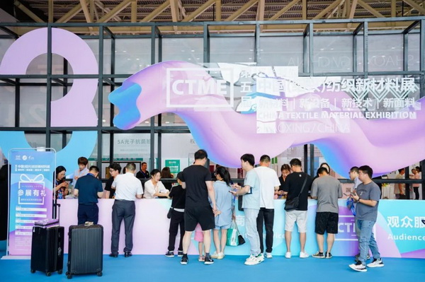  7月26日，第五屆中國(guó)（紹興）紡織新材料展在紹興國(guó)際會(huì)展中心拉開帷幕。500家企業(yè)參展，首日5000多名專業(yè)觀眾入場(chǎng)，展會(huì)炙熱的對(duì)接氛圍有如7月的氣浪，使行業(yè)快速升溫。海內(nèi)外企業(yè)積極響應(yīng)，原料龍頭企業(yè)高 &ldquo;復(fù)參率&rdquo;，歷經(jīng)五屆的新材料展有何獨(dú)特魅力？ 圖片  圖片  會(huì)展品質(zhì)乘勢(shì)而上   本屆新材料展獲得UFI國(guó)際展覽協(xié)會(huì)認(rèn)證，是工信部、商務(wù)部組織的2023年&ldquo;優(yōu)供給促升級(jí)&rdquo;系列活動(dòng)之一，基于往屆資源優(yōu)勢(shì)，對(duì)展覽規(guī)劃、買家邀約、會(huì)務(wù)聯(lián)動(dòng)等進(jìn)行了全線融合升級(jí)，展會(huì)品質(zhì)躍升，煥發(fā)新的風(fēng)采。展會(huì)由中國(guó)長(zhǎng)絲織造協(xié)會(huì)、紹興市商務(wù)局、中國(guó)國(guó)際貿(mào)易委員會(huì)紹興市委員會(huì)、中國(guó)國(guó)際商會(huì)紹興商會(huì)、紹興市柯橋區(qū)會(huì)展業(yè)發(fā)展中心主辦，浙江三博會(huì)展股份有限公司聯(lián)合主辦，紹興市柯橋區(qū)中國(guó)輕紡城展會(huì)有限公司承辦，紹興市經(jīng)信局、浙江省紡織面料設(shè)計(jì)協(xié)會(huì)、七彩云、紹興市紡織行業(yè)協(xié)會(huì)協(xié)辦。  圖片  圖片  開幕盛況  國(guó)際展商同臺(tái)賽寶   本次展會(huì)共500家展商參展，設(shè)新材料、新織造、新設(shè)備、新面料四大特色展區(qū)，有超10萬(wàn)款科技纖維、創(chuàng)新面料、紡機(jī)設(shè)備在展會(huì)發(fā)布。魏橋紡織、昆山東利、興發(fā)化纖、吉林化纖、通用新材料、德州恒豐、佳人新材料、浙江興發(fā)、紹興國(guó)周、鐠美科等知名紡織龍頭企業(yè)參展。紹興新昌紡機(jī)產(chǎn)業(yè)展團(tuán)、湖州長(zhǎng)興織造產(chǎn)業(yè)展團(tuán)、諸暨繡花機(jī)械產(chǎn)業(yè)展團(tuán)、上虞染化料助劑產(chǎn)業(yè)展團(tuán)等區(qū)域展團(tuán)亮相。本屆展會(huì)更是引眾多RCEP國(guó)家和地區(qū)的展商組團(tuán)奔赴而來(lái)，在國(guó)際展區(qū)，韓國(guó)ditto時(shí)尚聯(lián)盟、緬甸中國(guó)商會(huì)、莫斯科中小企業(yè)工商會(huì)等國(guó)際展團(tuán)人氣旺盛。  圖片  企業(yè)展區(qū)  眾多展商聚焦雙碳熱點(diǎn)，圍繞綠色、健康、智造等方向展開產(chǎn)品角逐。魏橋紡織的生物基綠色環(huán)保+抗菌混紡系列、湖州威達(dá)集團(tuán)的綠色環(huán)保色紡紗系列、昆山東利的仿生透氣科技面料系列、吳江蘭天織造的UV對(duì)抗仿生科技面料、新型雙層直充防寒面料、機(jī)能無(wú)氨彈力面料等展品亮點(diǎn)頻出，展商企業(yè)開啟&ldquo;搶客&rdquo;模式，緊抓展會(huì)機(jī)遇尋求下游合作。本屆展會(huì)有更大規(guī)模的智能紡機(jī)、織機(jī)設(shè)備企業(yè)參展，進(jìn)一步彰顯國(guó)產(chǎn)智能織造的研發(fā)水平，鐠美科、浙江康立自控科技、浙江凱成智能設(shè)備、浙江瑪雅機(jī)電等展位帶來(lái)媲美國(guó)際水平的最新機(jī)械設(shè)備，令人矚目。  圖片  設(shè)備展區(qū)  探索解決行業(yè)困惑與瓶頸，是新材料展歷經(jīng)多屆與各企業(yè)總結(jié)、達(dá)成的共識(shí)，也是其不僅在于產(chǎn)品展貿(mào)，更在于新理念的交匯的價(jià)值內(nèi)涵。  國(guó)際視野論外貿(mào)   由中國(guó)紡織品進(jìn)出口商會(huì)主辦的2023紹興國(guó)際（RCEP）紡織服裝產(chǎn)業(yè)論壇系列活動(dòng)與展會(huì)同期同館開幕。論壇以&ldquo;RCEP新機(jī)遇-紡織產(chǎn)業(yè)新格局&rdquo;為主題，就國(guó)內(nèi)紡織產(chǎn)業(yè)結(jié)構(gòu)與RCEP國(guó)際紡織服裝產(chǎn)業(yè)的發(fā)展趨勢(shì)進(jìn)行研討與產(chǎn)業(yè)對(duì)接。中國(guó)紡織品進(jìn)出口商會(huì)副會(huì)長(zhǎng)王宇、韓國(guó)時(shí)尚服裝人工智能研究所院長(zhǎng)金蕙京、緬甸中國(guó)紡織服裝協(xié)會(huì)會(huì)長(zhǎng)施坤等嘉賓為論壇開幕致辭。  圖片  圖片 論壇開幕式  論壇開幕式后，首場(chǎng)系列活動(dòng)韓國(guó)服飾流行趨勢(shì)論壇在展會(huì)時(shí)尚活動(dòng)區(qū)舉辦，多家韓國(guó)時(shí)裝品牌聯(lián)合走秀，同時(shí)Dito&ditto，ISAE，F(xiàn)&PLUS等韓國(guó)時(shí)尚機(jī)構(gòu)帶來(lái)韓國(guó)時(shí)尚產(chǎn)業(yè)與數(shù)字技術(shù)的發(fā)展趨勢(shì)分享。后續(xù)將陸續(xù)舉辦2023生物基纖維材料產(chǎn)業(yè)技術(shù)論壇、走進(jìn)中國(guó)輕紡城市場(chǎng)對(duì)接會(huì)、亞洲紡織服裝供應(yīng)鏈高增長(zhǎng)論壇等系列活動(dòng)。  圖片  圖片 論壇系列活動(dòng)&mdash;&mdash;韓國(guó)服飾流行趨勢(shì)論壇  中國(guó)纖維展姿態(tài)   作為歷屆新材料展重要配套論壇，2023中國(guó)紹興紡織新材料論壇將于展會(huì)第二日舉辦。將聚集昆山東利、浙江中國(guó)輕紡城集團(tuán)、浙江佳人新材料、紹興隆泰石墨烯、特思達(dá)（TESTEX）、廣東人仁康、浙江中紡標(biāo)、紹興織蛛物聯(lián)科技等企業(yè)作新產(chǎn)品新項(xiàng)目分享，帶來(lái)中國(guó)輕紡城紡織新材料采購(gòu)中心推介，環(huán)保面料、再生聚酯新材料、石墨烯等纖維面料創(chuàng)新產(chǎn)品發(fā)布，OEKO-TEX&reg; STANDARD 100安全標(biāo)準(zhǔn)、健康紡織品標(biāo)準(zhǔn)、5A光子抗菌、坯布在線檢測(cè)等檢測(cè)后整理技術(shù)分享，諸多亮點(diǎn)值得期待。  圖片  觸摸纖維時(shí)尚,躍升品牌能級(jí),纖維材料的性能之變，已經(jīng)與終端產(chǎn)品在競(jìng)爭(zhēng)市場(chǎng)的廝殺突圍息息相關(guān)，從面料到服裝、家紡，從國(guó)內(nèi)企業(yè)到海外品牌，都不能錯(cuò)過(guò)這一場(chǎng)產(chǎn)業(yè)對(duì)接的盛會(huì)。  跨越山海齊聚首   本屆展會(huì)借助今年全線升級(jí)之勢(shì)，全面擴(kuò)大對(duì)面料、服裝業(yè)大規(guī)模大品牌企業(yè)的邀約，并提前進(jìn)行買家需求的預(yù)采集和展商產(chǎn)品的預(yù)對(duì)接，顯著提升買家熱情和觀展效率。展會(huì)首日，丹東華洋紡織服裝、北京奔流野外運(yùn)動(dòng)服裝、北京方圣時(shí)尚、華紡股份有限公司等品牌買家應(yīng)邀而來(lái)，廣東、湖州、義烏、新疆等十余個(gè)地區(qū)采購(gòu)團(tuán)紛紛到場(chǎng)，更有韓國(guó)、俄羅斯、越南、緬甸等數(shù)百名海外買家跨越山海來(lái)相會(huì)，如國(guó)際知名服裝品牌 J.K. Apparel、DOBB、LUBOO、YL co.,ltd、CHUNSANGDOO INNOCENCE、DAYGREEN INC等。  圖片  采供對(duì)接  商貿(mào)對(duì)接攬訂單   展會(huì)打通產(chǎn)業(yè)鏈，延伸展貿(mào)對(duì)接服務(wù)?，F(xiàn)場(chǎng)，快時(shí)尚跨境電商企業(yè)SheIn開啟為期兩天的面料專場(chǎng)、服裝專場(chǎng)閉門采購(gòu)會(huì)，帶來(lái)數(shù)百類采購(gòu)需求。國(guó)內(nèi)品牌采購(gòu)團(tuán)走進(jìn)紡織源產(chǎn)地中國(guó)輕紡城市場(chǎng)，展開時(shí)尚買手與優(yōu)質(zhì)原創(chuàng)面料的靈感碰撞。展會(huì)第二日，亞洲染料聯(lián)合會(huì)、韓國(guó)纖維產(chǎn)業(yè)研究院、莫斯科中小企業(yè)商會(huì)、越南紡織商會(huì)、緬甸中國(guó)商會(huì)等國(guó)際采購(gòu)團(tuán)也將進(jìn)市場(chǎng)與柯橋面料企業(yè)接洽外貿(mào)訂單。  圖片  圖片 采供對(duì)接  2023中國(guó)（紹興）紡織新材料展打造了新材料、新技術(shù)的信息高地，以國(guó)際展會(huì)的標(biāo)準(zhǔn)，向內(nèi)外貿(mào)一體化展會(huì)平臺(tái)成長(zhǎng)蛻變，它是當(dāng)下紡織供應(yīng)鏈趨勢(shì)的具象展示，更是一場(chǎng)中國(guó)纖維向世界的傾訴表達(dá)。  圖片  圖片 圖片 ?觸摸纖維時(shí)尚、躍升品牌能級(jí)，第五屆中國(guó)（紹興）紡織新材料展盛大開幕