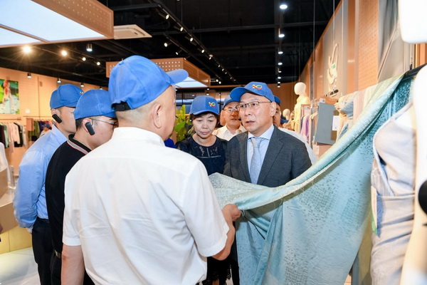 循道追光，致遠(yuǎn)未來(lái)&mdash;&mdash;蘭精授牌華源紗線生產(chǎn)全球標(biāo)桿工廠共赴璀璨新征程