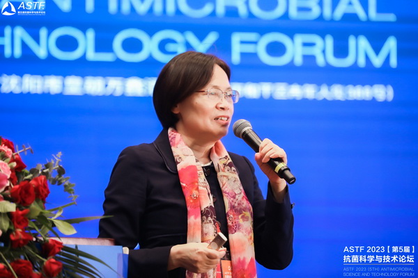 八月盛京，秋意漸濃，8月10日上午，為期兩天的ASTF2023（第5屆）抗菌科學(xué)與技術(shù)論壇在沈陽皇朝萬鑫酒店開幕，本次論壇由中關(guān)村匯智抗菌新材料產(chǎn)業(yè)技術(shù)創(chuàng)新聯(lián)盟、東北大學(xué)和中國(guó)科學(xué)院金屬研究所共同主辦，將有本次大會(huì)以&ldquo;抗菌科學(xué)引領(lǐng)生物安全&rdquo;為主題，&ldquo;3位院士大會(huì)報(bào)告+14個(gè)分會(huì)場(chǎng)/論壇+260+報(bào)告+逾80墻報(bào)+現(xiàn)場(chǎng)展位&rdquo;論文摘要集等多種形式展示最新抗菌科學(xué)和研究，并以現(xiàn)場(chǎng)展位形式介紹最新抗菌技術(shù)、產(chǎn)品、儀器和設(shè)備等，以增進(jìn)國(guó)內(nèi)外抗菌學(xué)術(shù)交流，促進(jìn)抗菌科學(xué)創(chuàng)新與發(fā)展。 來自全國(guó)220多家高校、科研院所，以及110多家企業(yè)的超700位會(huì)議代表出席。