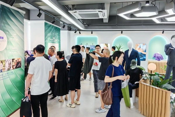 石墨烯紡織產(chǎn)業(yè)論壇暨&ldquo;烯創(chuàng)未來&rdquo;中國（寧波）創(chuàng)業(yè)創(chuàng)新大賽方案發(fā)布、寧波尚烯科技有限公司開業(yè)慶典系列活動在寧波市鎮(zhèn)海區(qū)九龍湖鎮(zhèn)國家石墨烯創(chuàng)新中心圓滿舉行。