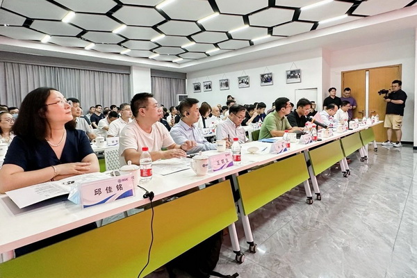 石墨烯紡織產(chǎn)業(yè)論壇暨&ldquo;烯創(chuàng)未來&rdquo;中國（寧波）創(chuàng)業(yè)創(chuàng)新大賽方案發(fā)布、寧波尚烯科技有限公司開業(yè)慶典系列活動在寧波市鎮(zhèn)海區(qū)九龍湖鎮(zhèn)國家石墨烯創(chuàng)新中心圓滿舉行。