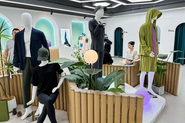 石墨烯紡織產(chǎn)業(yè)論壇暨&ldquo;烯創(chuàng)未來&rdquo;中國（寧波）創(chuàng)業(yè)創(chuàng)新大賽方案發(fā)布、寧波尚烯科技有限公司開業(yè)慶典系列活動在寧波市鎮(zhèn)海區(qū)九龍湖鎮(zhèn)國家石墨烯創(chuàng)新中心圓滿舉行。