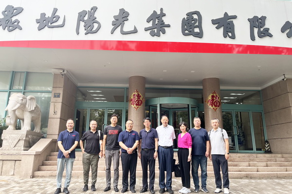 中國(guó)紡織品進(jìn)出口商會(huì)副會(huì)長(zhǎng)張錫安一行調(diào)研青島家紡行業(yè)