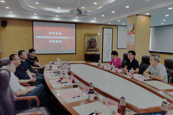 中國(guó)紡織品進(jìn)出口商會(huì)副會(huì)長(zhǎng)張錫安一行調(diào)研青島家紡行業(yè)