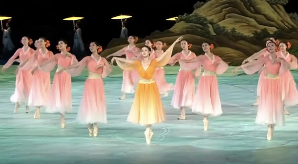 揭秘，亞運(yùn)會開幕式服裝出處在這，楚艷水墨入詩畫