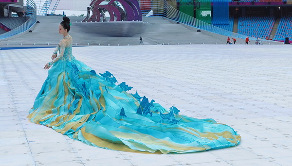 用&ldquo;中國色&rdquo;演繹中國風(fēng)雅---第19屆亞運(yùn)會開幕式服裝設(shè)計(jì)師楚艷特寫