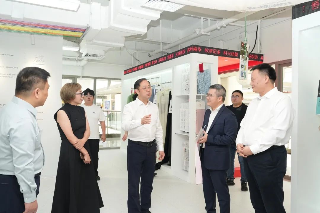 金頂獎(jiǎng)設(shè)計(jì)師張繼成入駐簽約暨盛澤織造區(qū)域品牌館盛大開(kāi)館