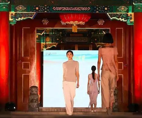 二十四節(jié)氣元素在服飾品上的創(chuàng)新與應(yīng)用