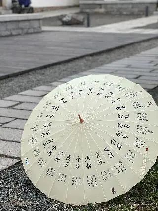 二十四節(jié)氣元素在服飾品上的創(chuàng)新與應(yīng)用