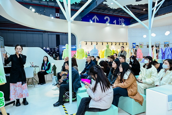 全球防曬服 就看駐馬店&mdash;&mdash;駐馬店防曬服基地驚艷亮相中國國際服飾博覽會