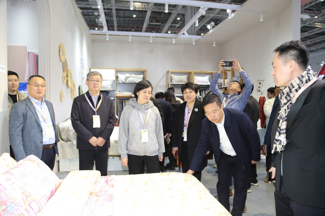 青島組團(tuán)參加intertextile家紡展，副市長趙燕一行蒞臨考察
