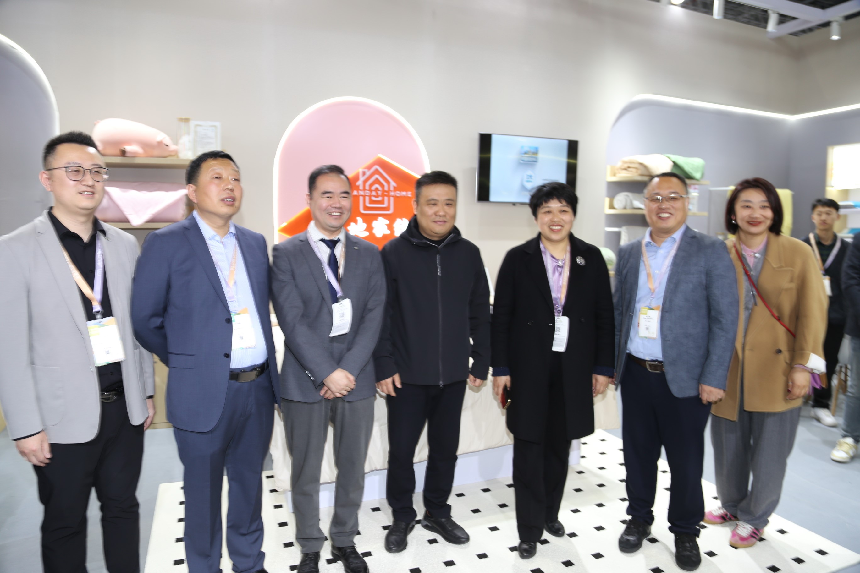  青島組團(tuán)參加intertextile家紡展，副市長趙燕一行蒞臨考察