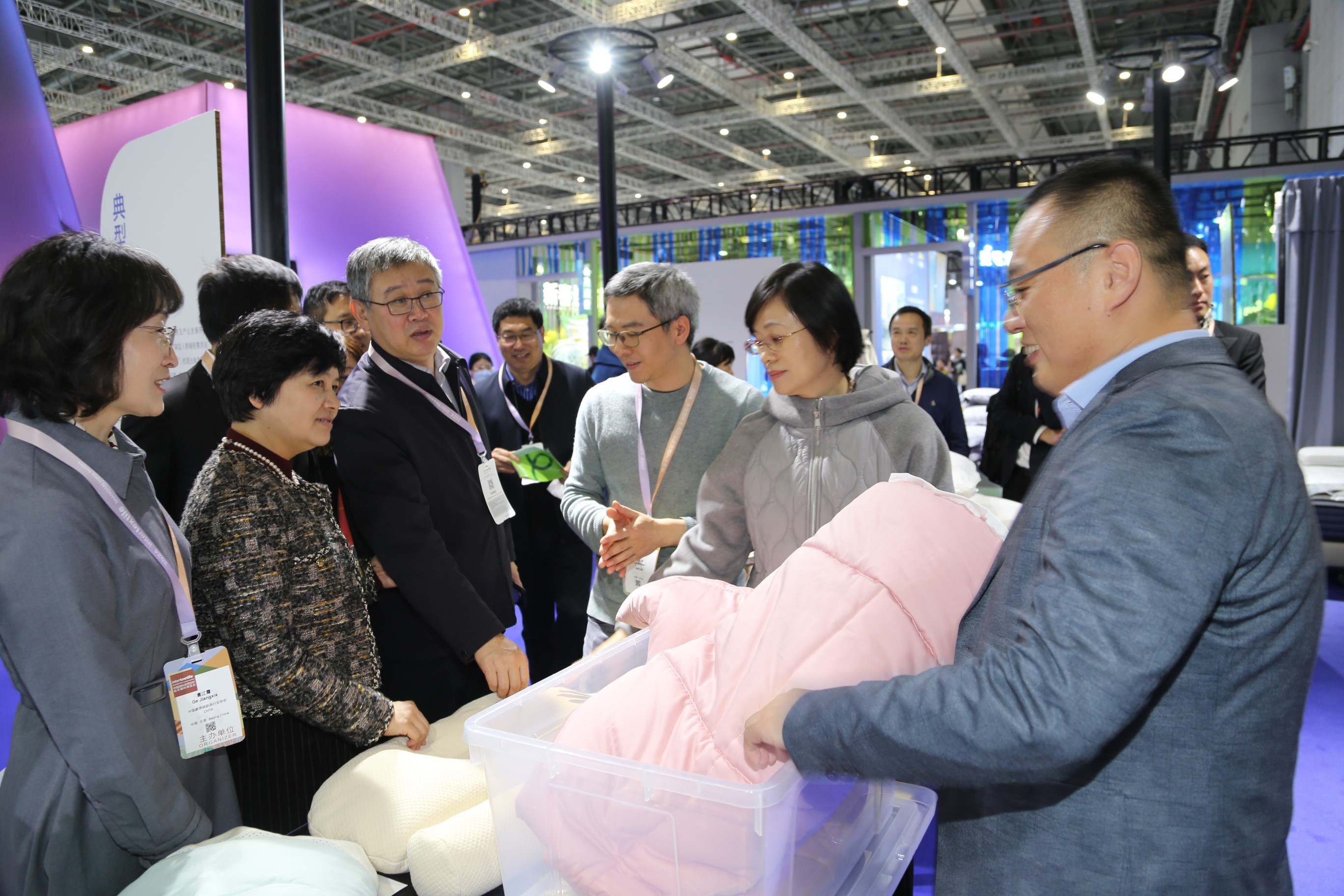 青島組團(tuán)參加intertextile家紡展，副市長趙燕一行蒞臨考察