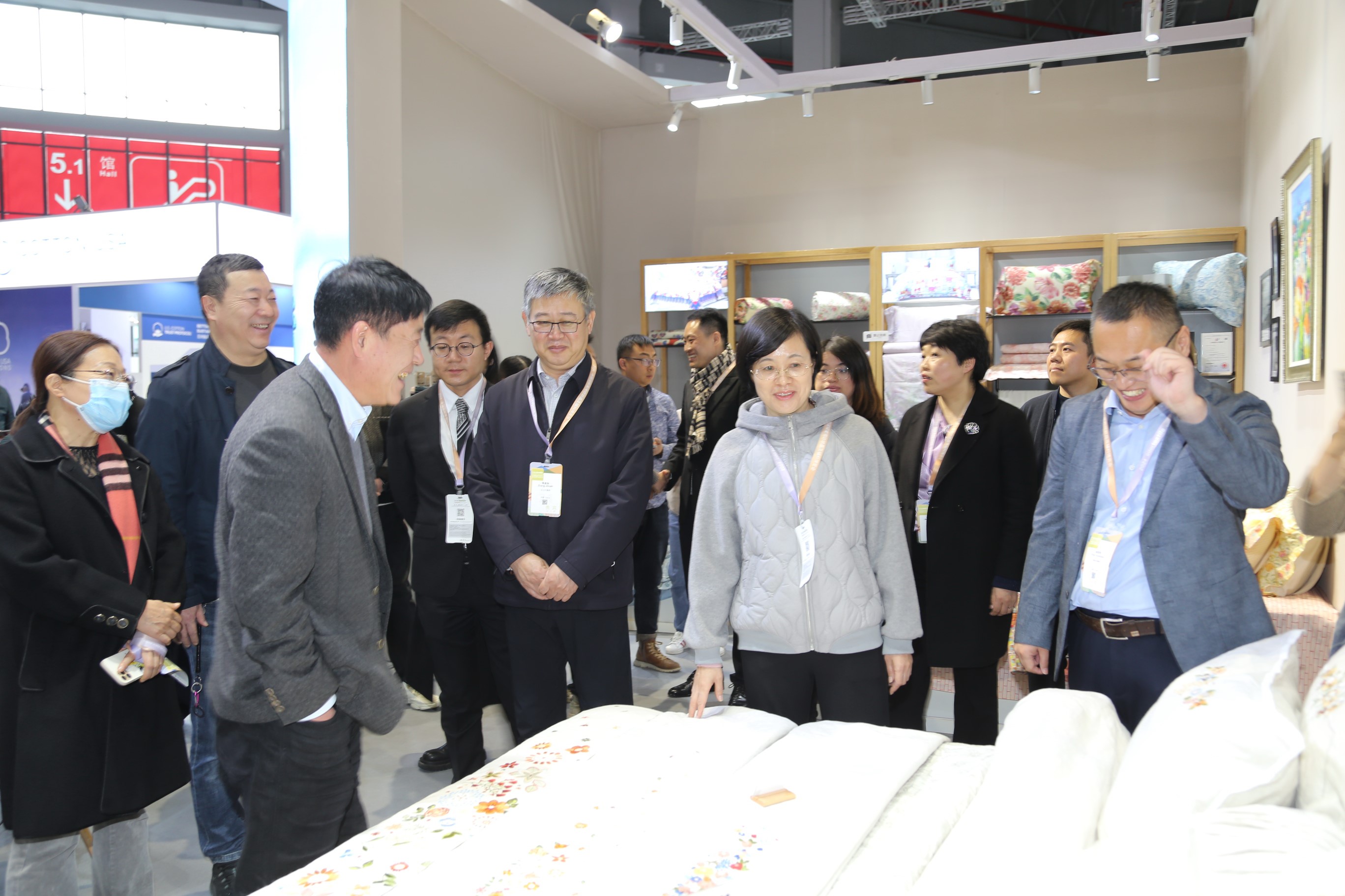 青島組團(tuán)參加intertextile家紡展，副市長趙燕一行蒞臨考察