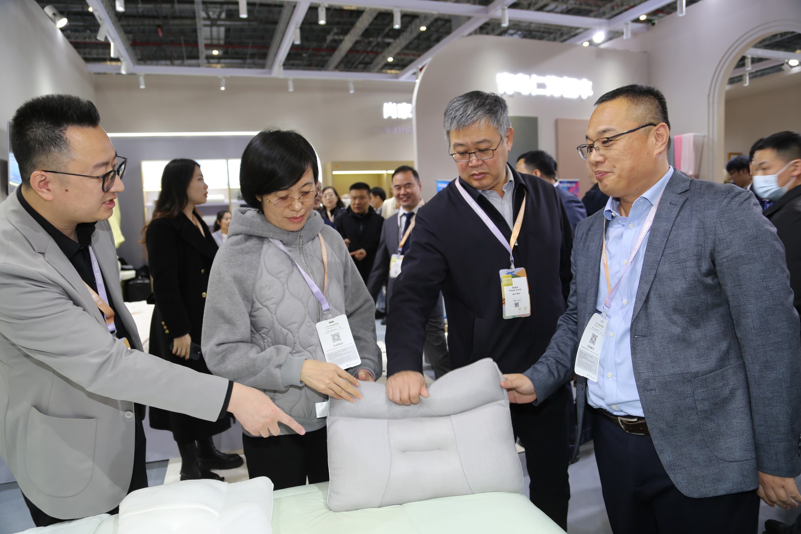 青島組團(tuán)參加intertextile家紡展，副市長趙燕一行蒞臨考察
