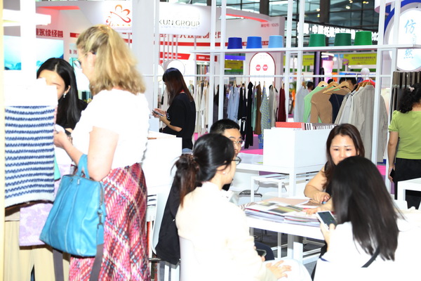 覓良品，謀合作！2024intertextile大灣區(qū)展組織服裝設(shè)計師組隊走進中國流行面料入圍企業(yè)