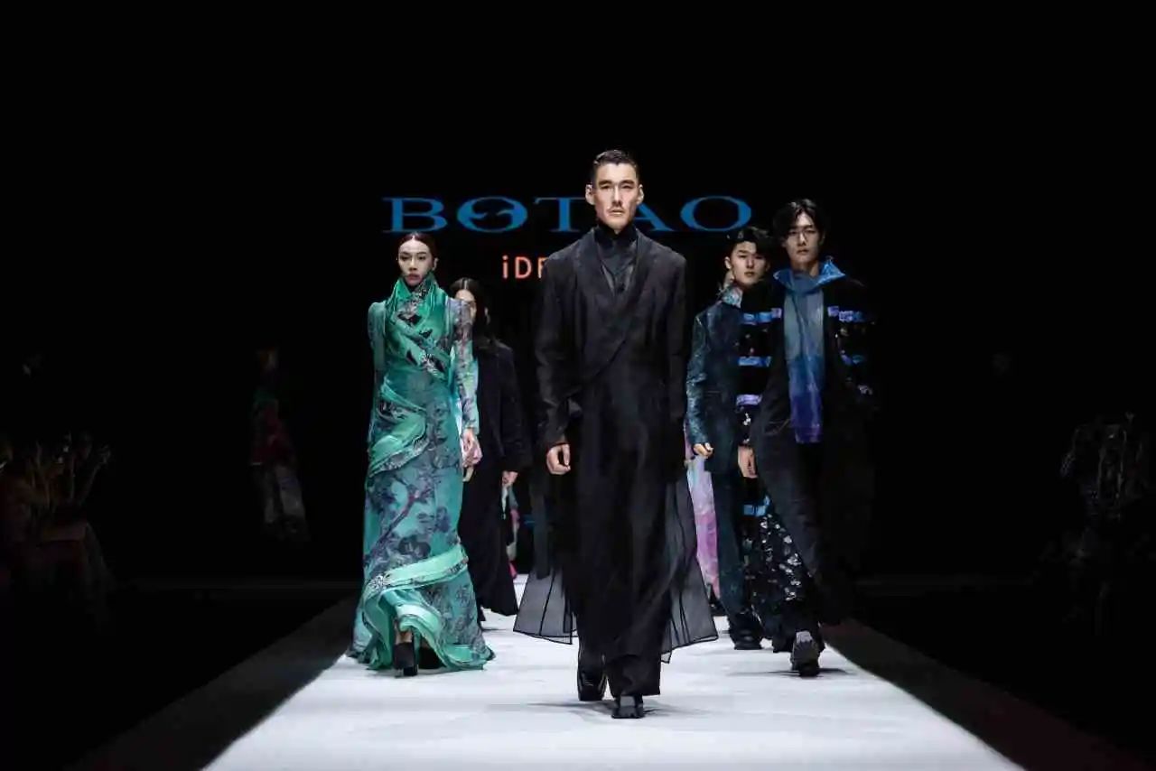 東方美學(xué)潤T臺(tái)，國風(fēng)時(shí)尚卷津城&mdash;&mdash;中國首席超模胡兵驚艷亮相抵羊&middot;2024天津時(shí)裝周