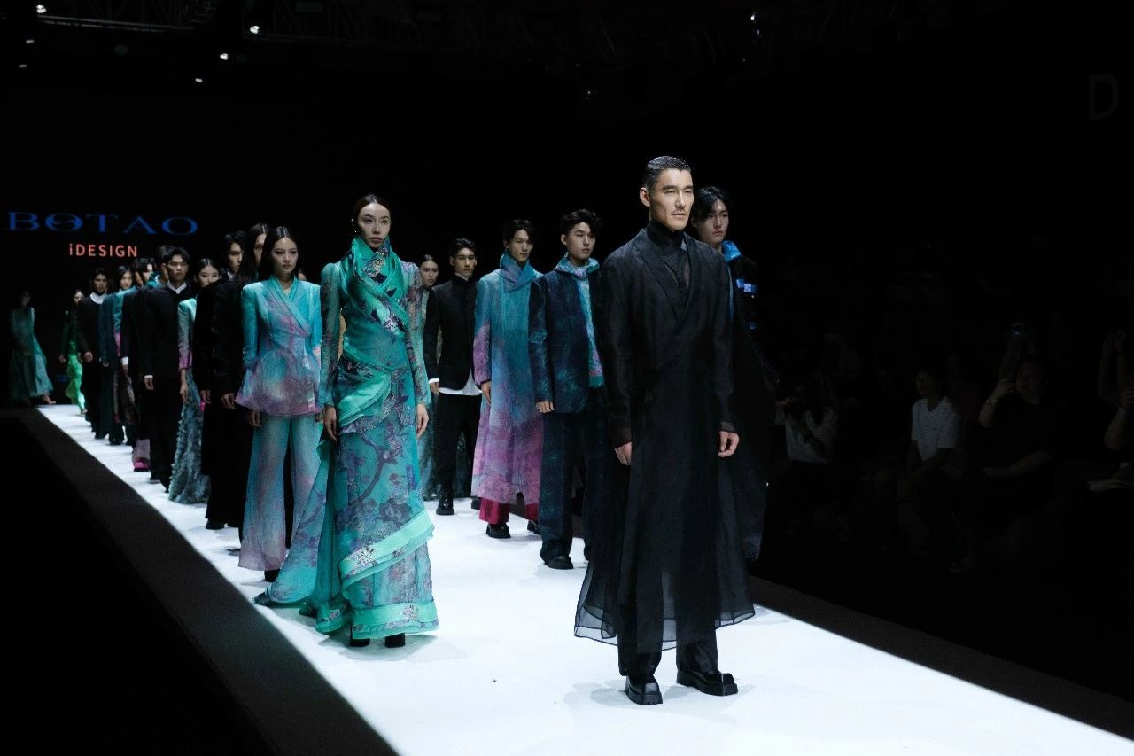 東方美學(xué)潤T臺(tái)，國風(fēng)時(shí)尚卷津城&mdash;&mdash;中國首席超模胡兵驚艷亮相抵羊&middot;2024天津時(shí)裝周