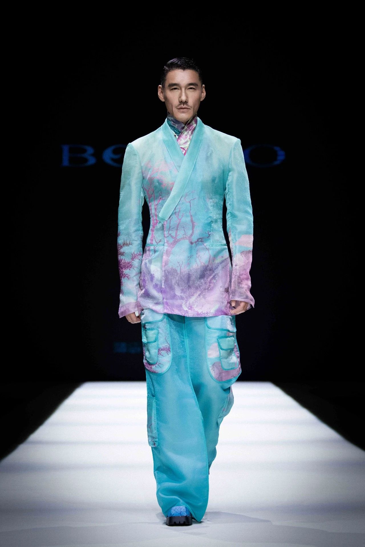 東方美學(xué)潤T臺(tái)，國風(fēng)時(shí)尚卷津城&mdash;&mdash;中國首席超模胡兵驚艷亮相抵羊&middot;2024天津時(shí)裝周