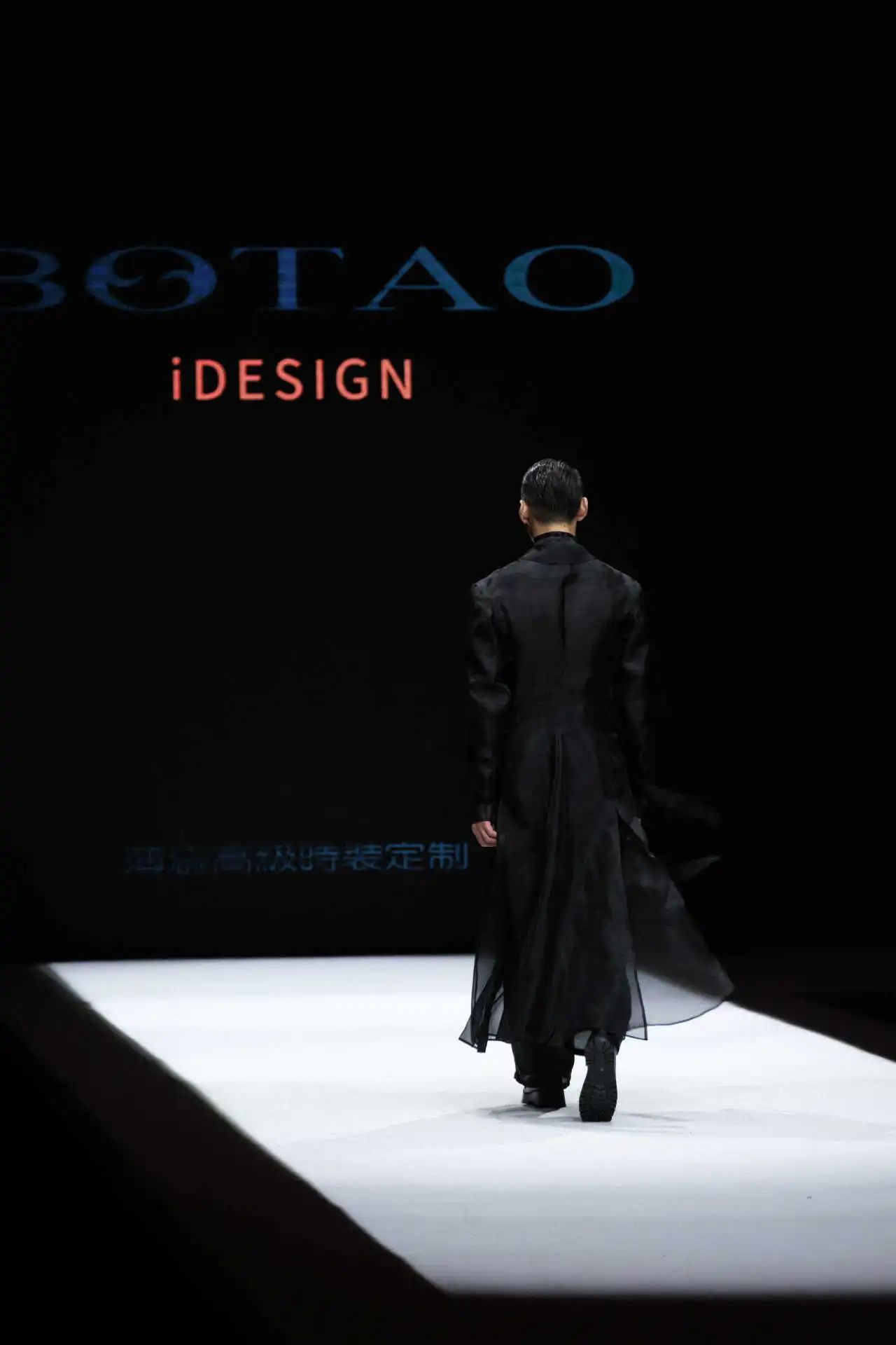 東方美學(xué)潤T臺(tái)，國風(fēng)時(shí)尚卷津城&mdash;&mdash;中國首席超模胡兵驚艷亮相抵羊&middot;2024天津時(shí)裝周