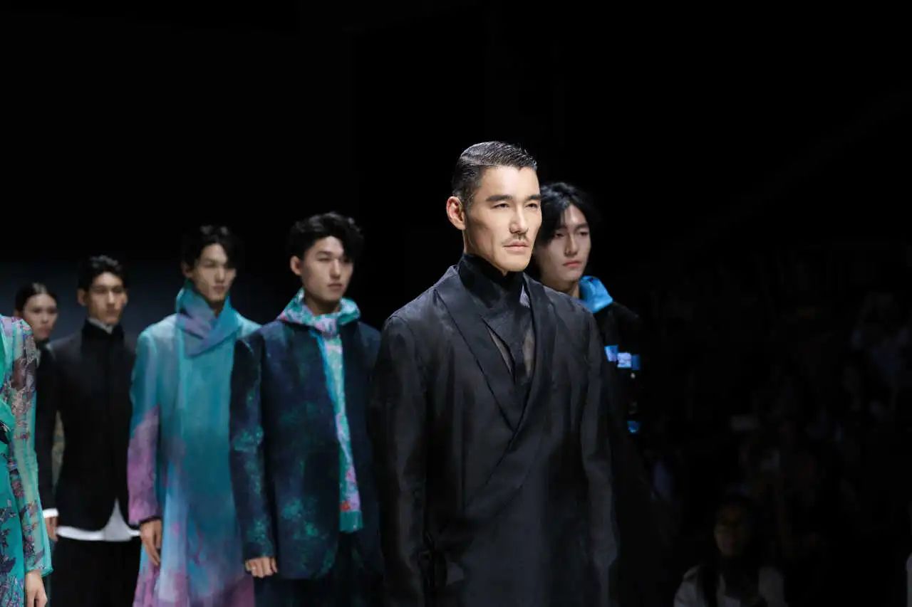 東方美學(xué)潤T臺(tái)，國風(fēng)時(shí)尚卷津城&mdash;&mdash;中國首席超模胡兵驚艷亮相抵羊&middot;2024天津時(shí)裝周